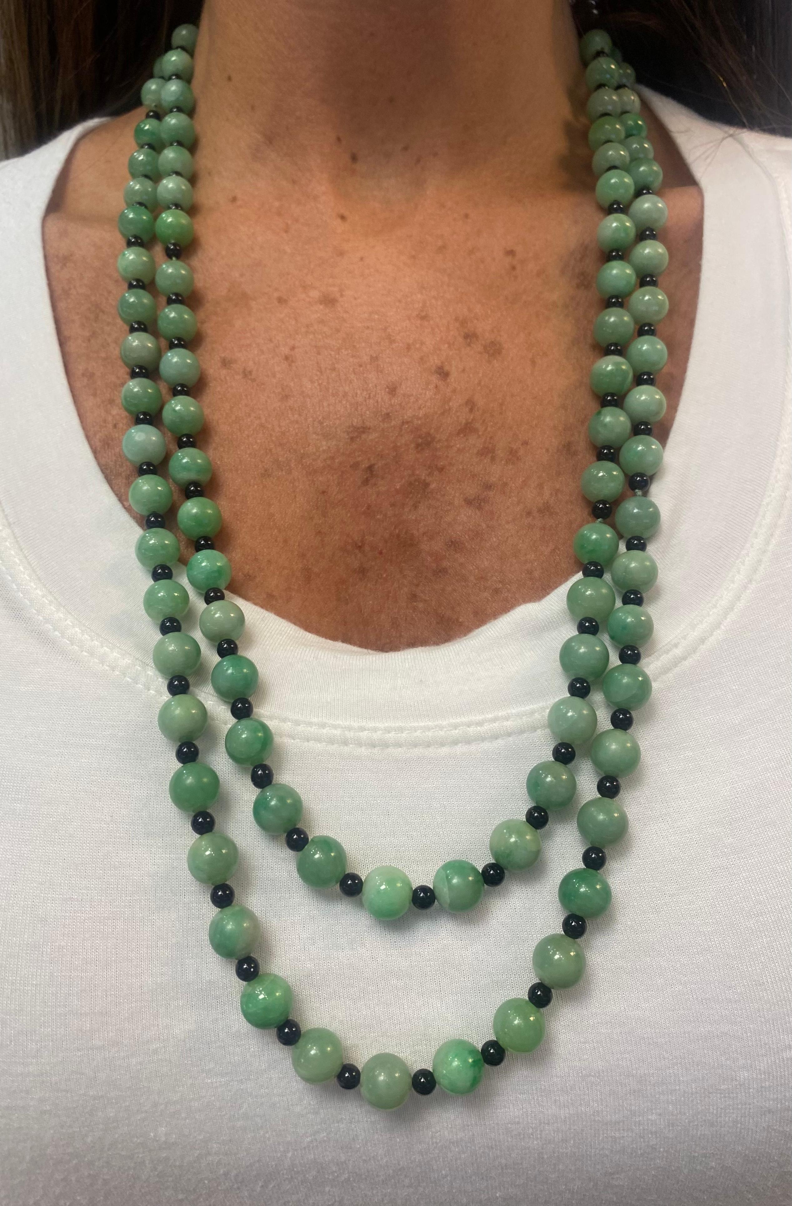 Zweireihige Jade & Onyx Perlenkette

Eine Halskette, bestehend aus einem Verschluss aus 14 Karat Weißgold, besetzt mit 16 Diamanten im Rundschliff und einem geschnitzten Jadestein, der zwei Stränge mit abwechselnden Jade- und Onyxperlen