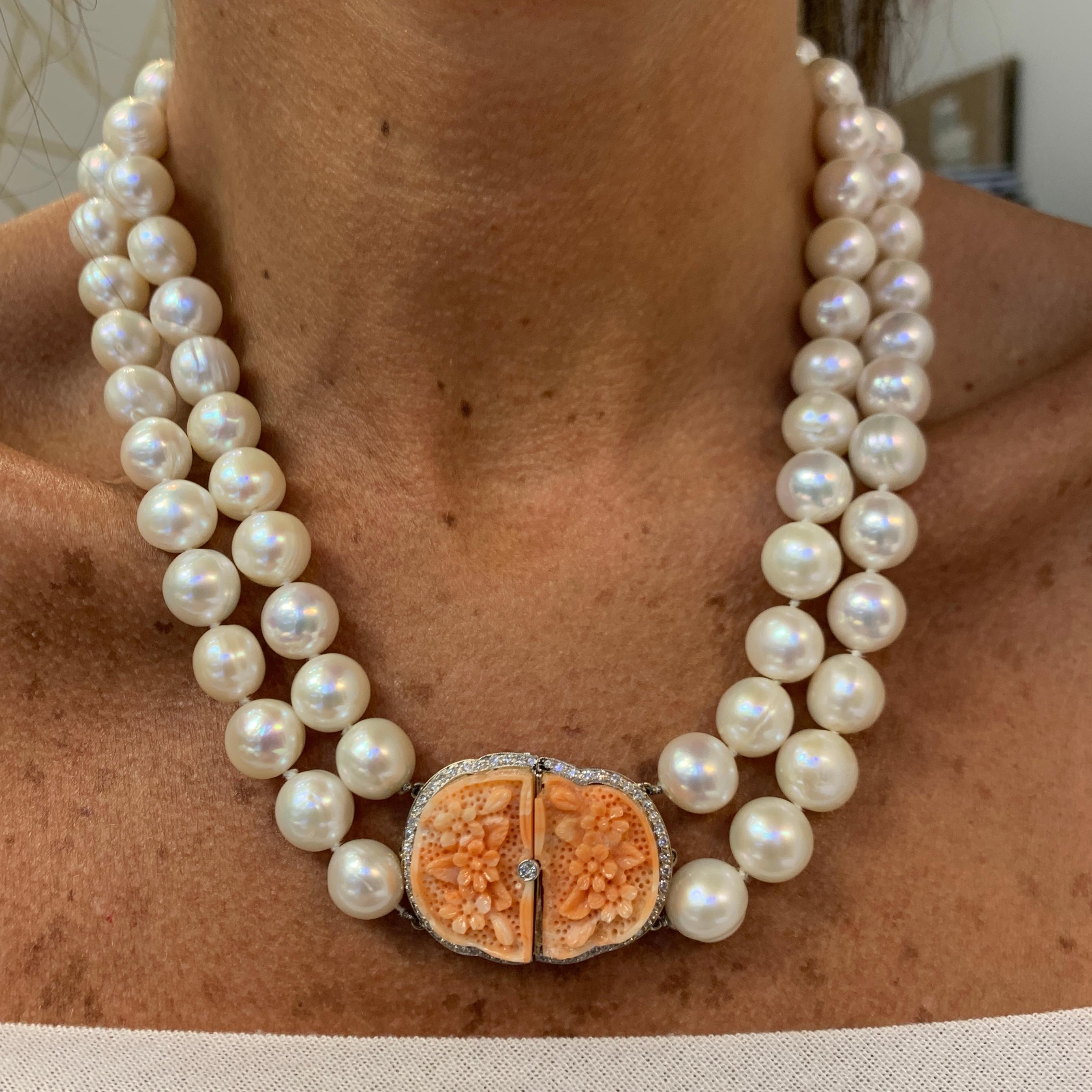Zweireihige Perlen- und Korallenhalskette mit Schnitzereien (Rundschliff) im Angebot