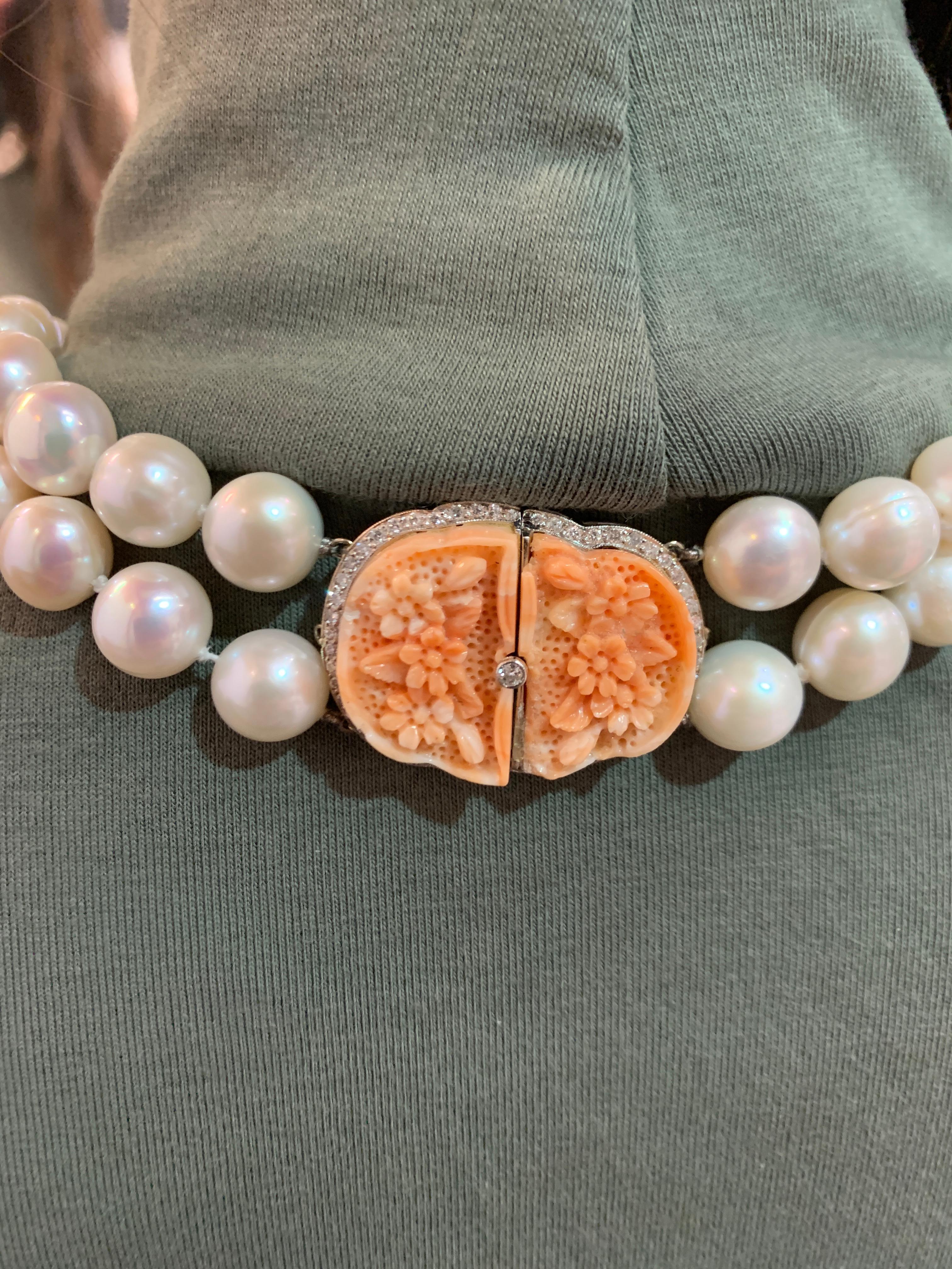 Zweireihige Perlen- und Korallenhalskette mit Schnitzereien Damen im Angebot