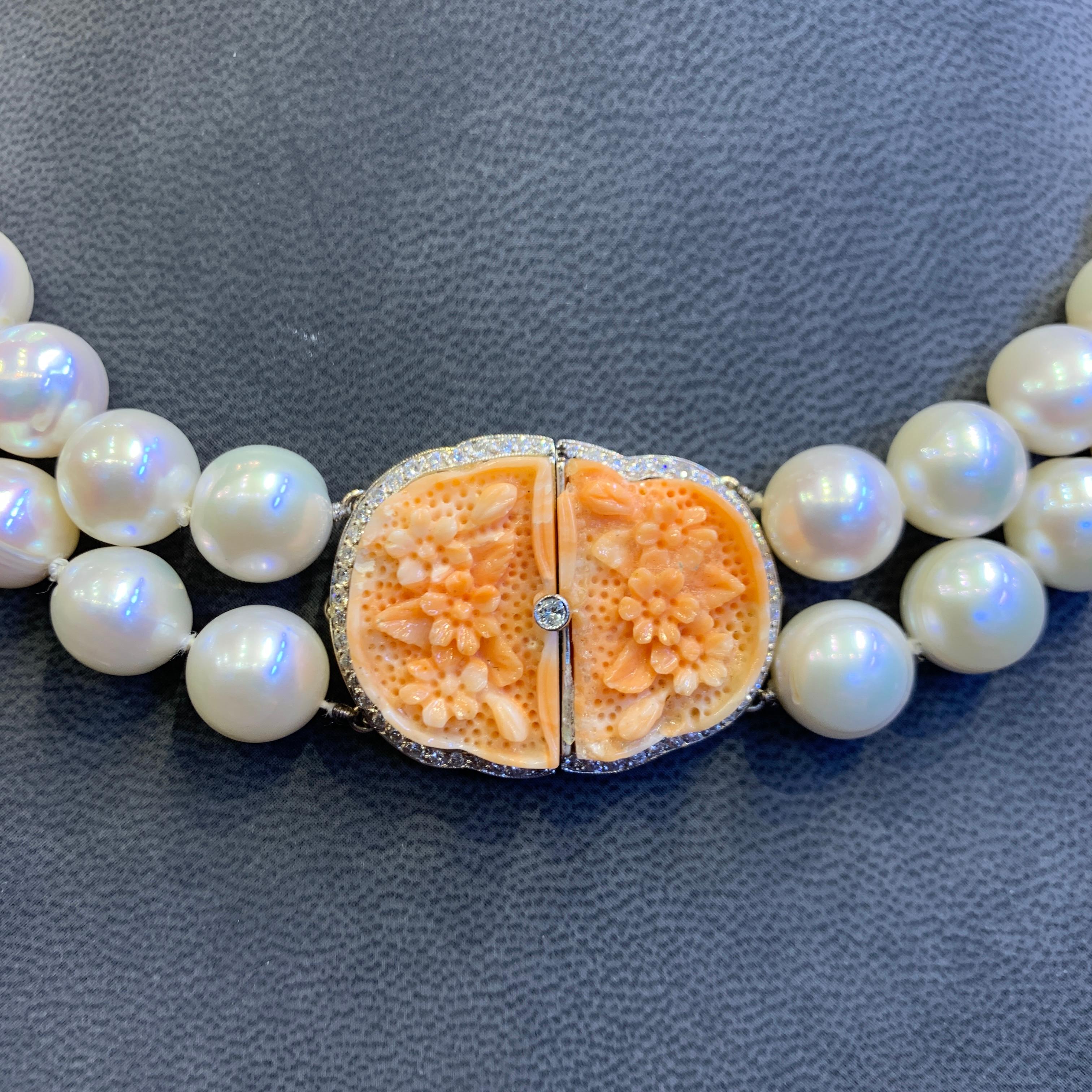 Zweireihige Perlen- und Korallenhalskette mit Schnitzereien im Angebot 4