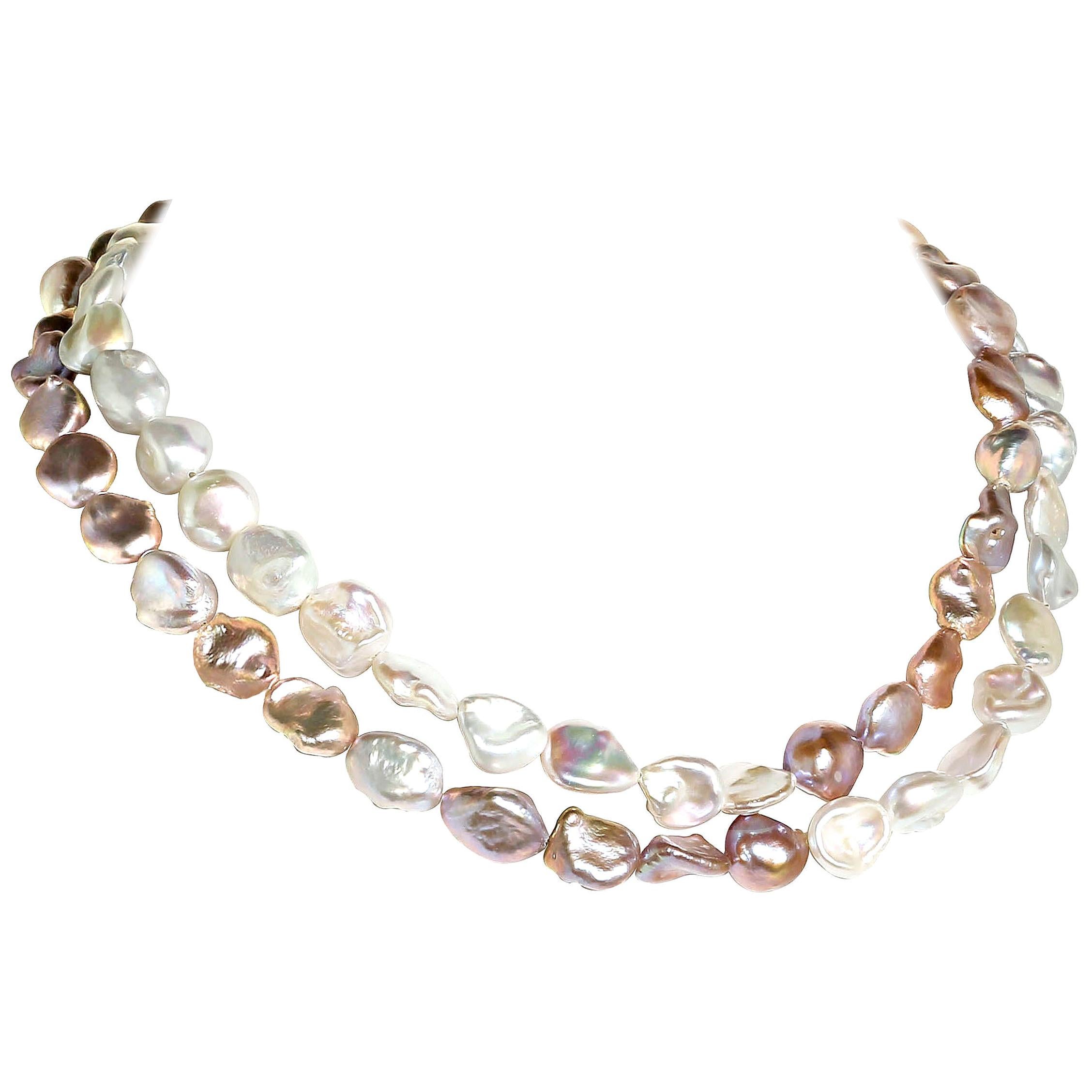 Halskette, AJD 15 Zoll, zweireihig, Perlen in Silber und Wei, Kreuz ber Muster  (Kunsthandwerker*in) im Angebot