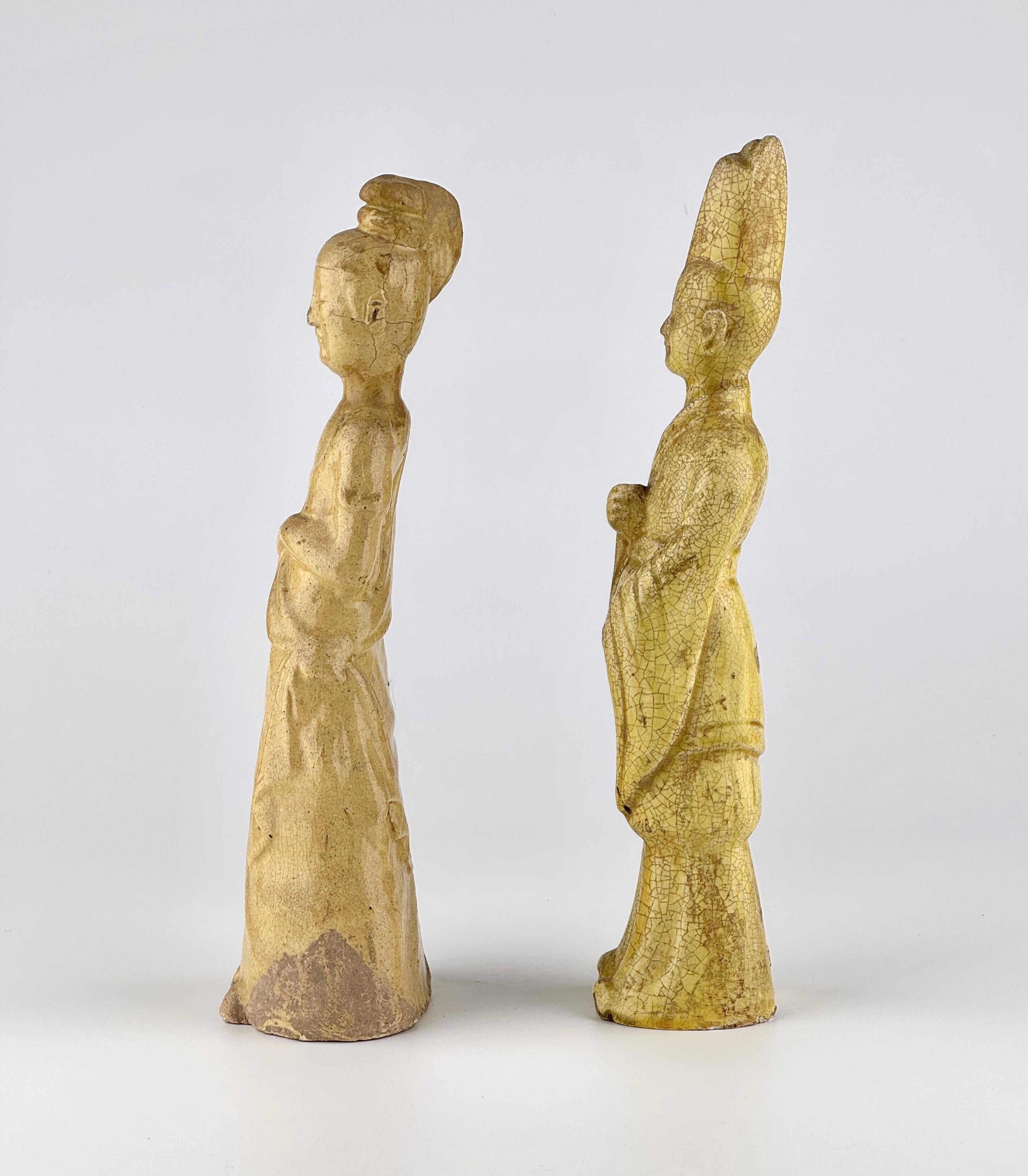 Two Straw-Glazed Pottery Figures of Court Male and Female, Sui-Tang dynasty In Good Condition For Sale In seoul, KR