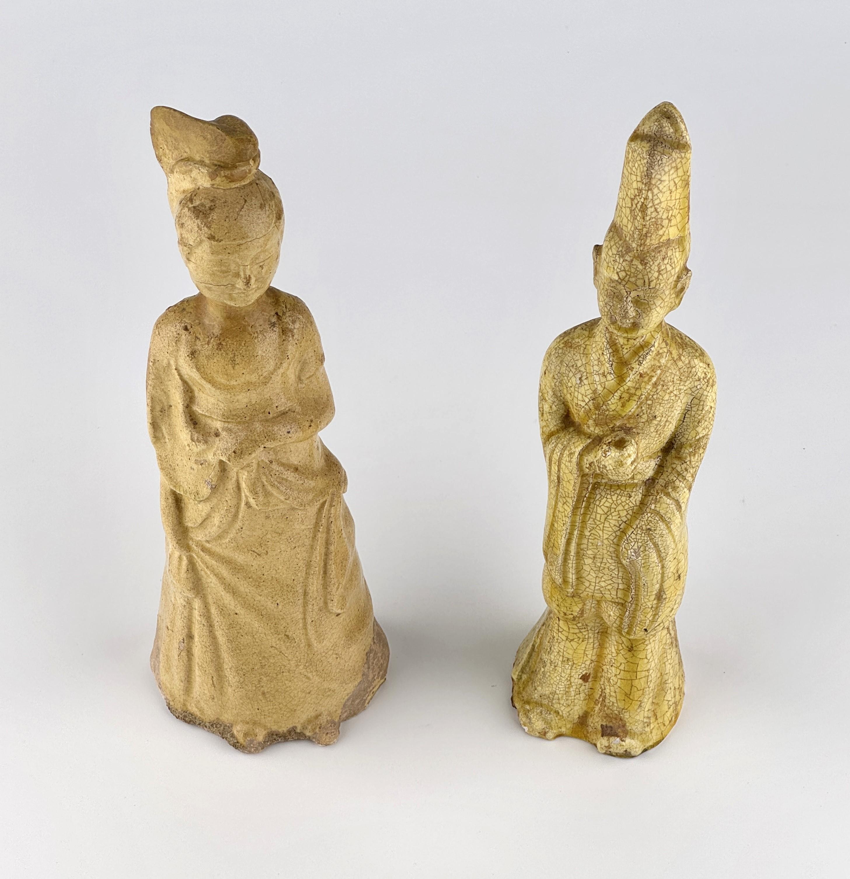 Two Straw-Glazed Pottery Figures of Court Male and Female, Sui-Tang dynasty For Sale 2