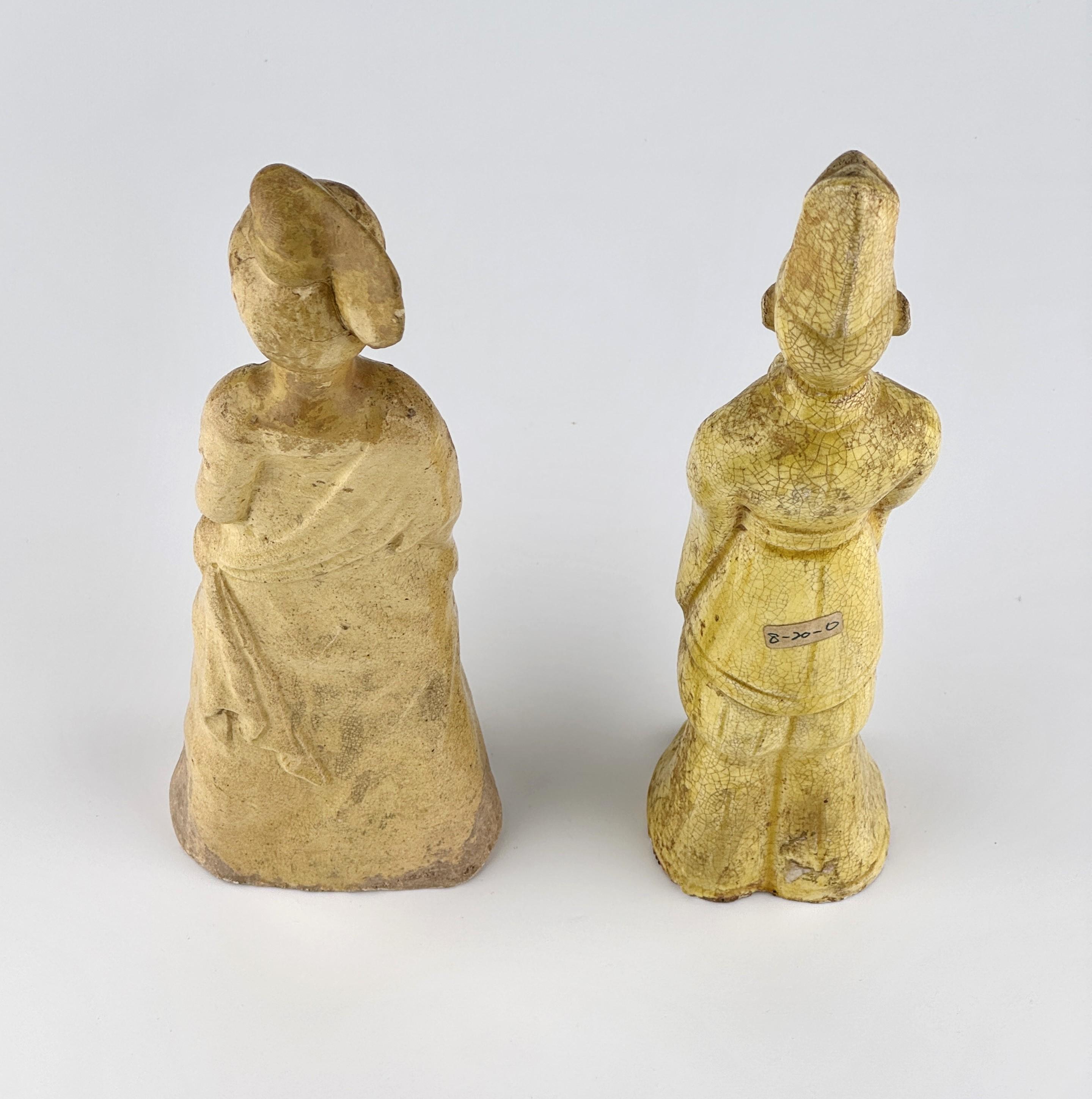 Two Straw-Glazed Pottery Figures of Court Male and Female, Sui-Tang dynasty For Sale 3