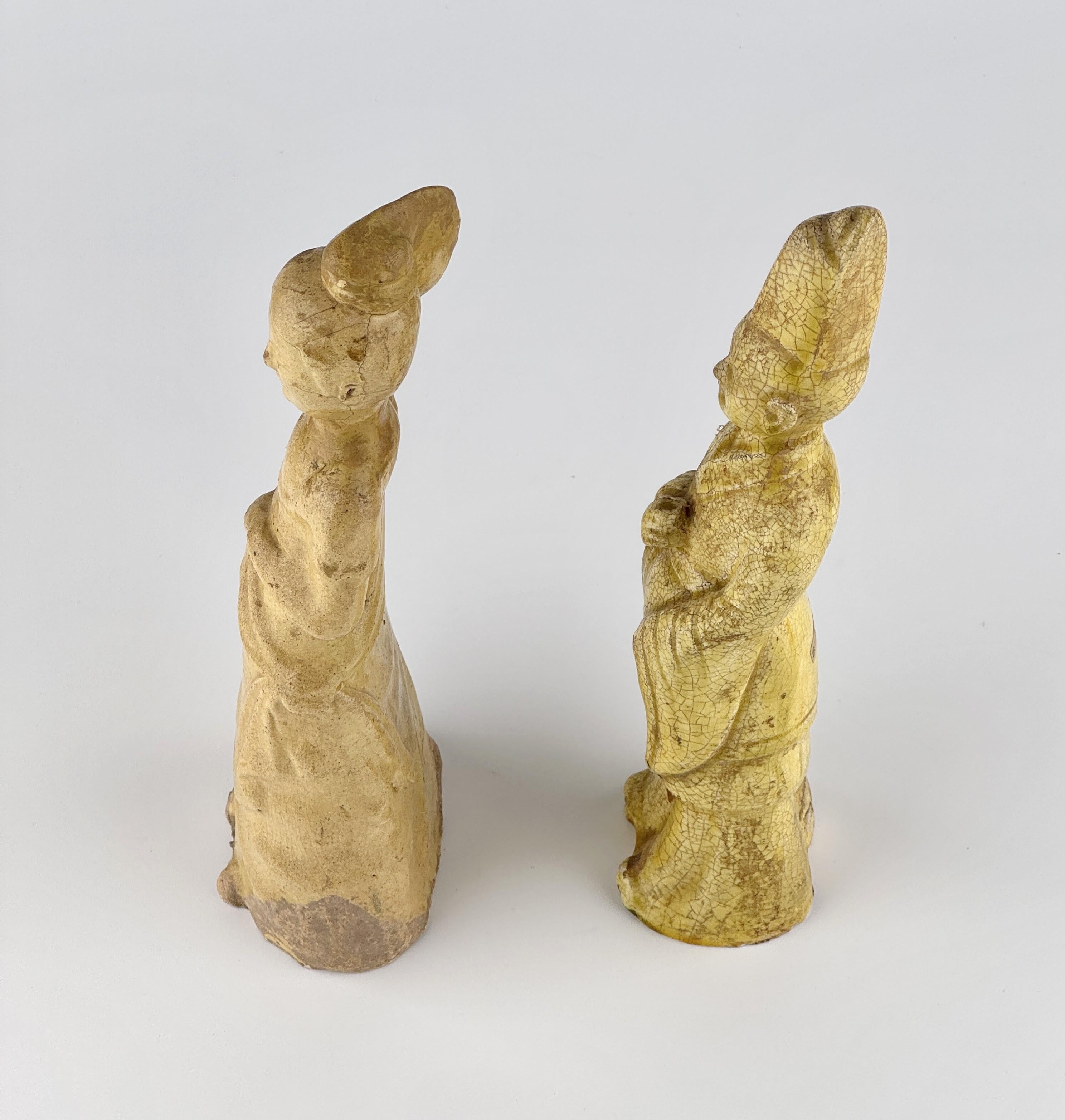 Two Straw-Glazed Pottery Figures of Court Male and Female, Sui-Tang dynasty For Sale 4