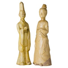 Due figure di uomo e donna di corte in ceramica smaltata a paglia, dinastia Sui-Tang