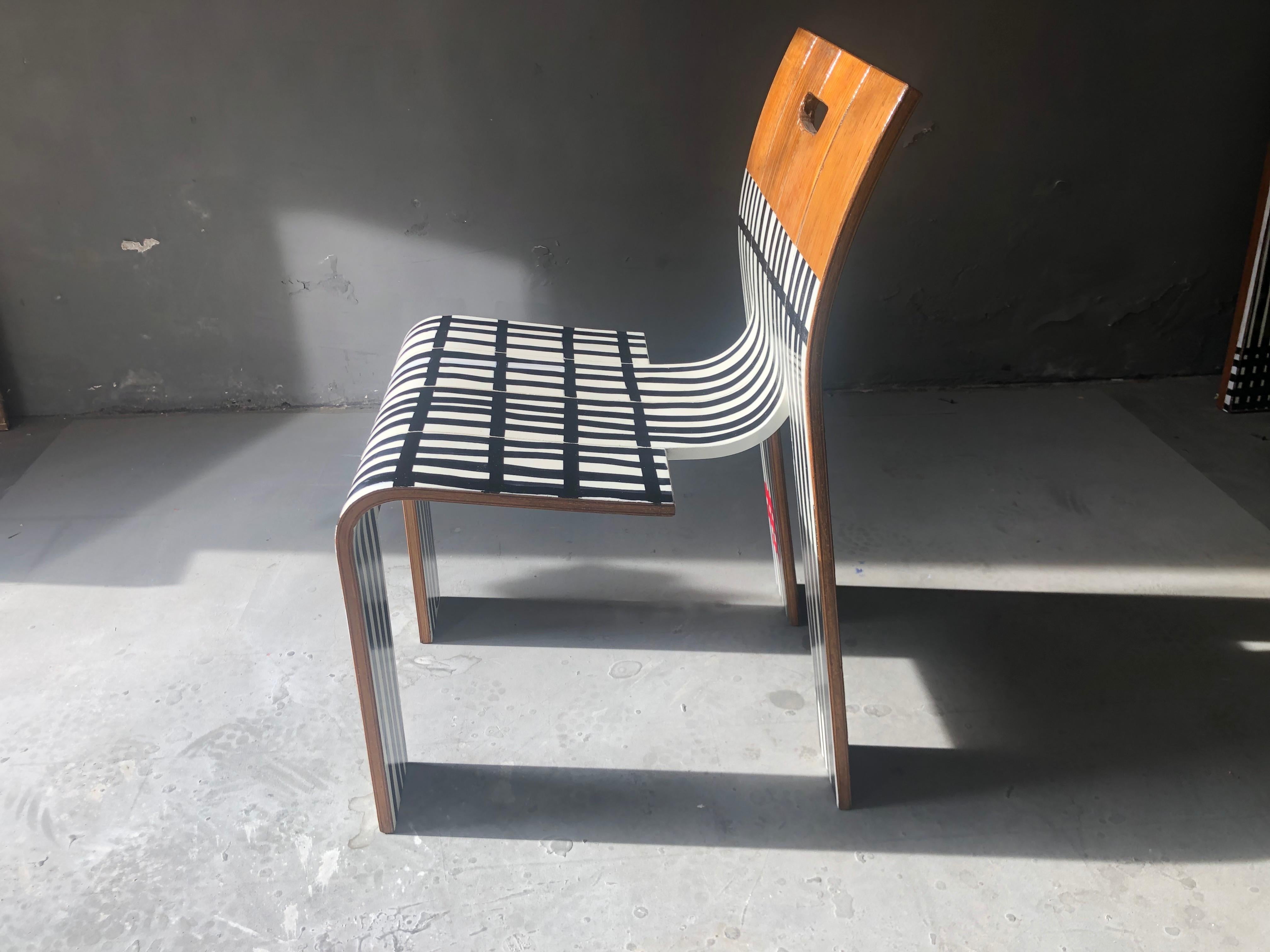 Zwei gestreifte Stühle, zeitgenössisch, von Markus Friedrich Staab im Angebot 2