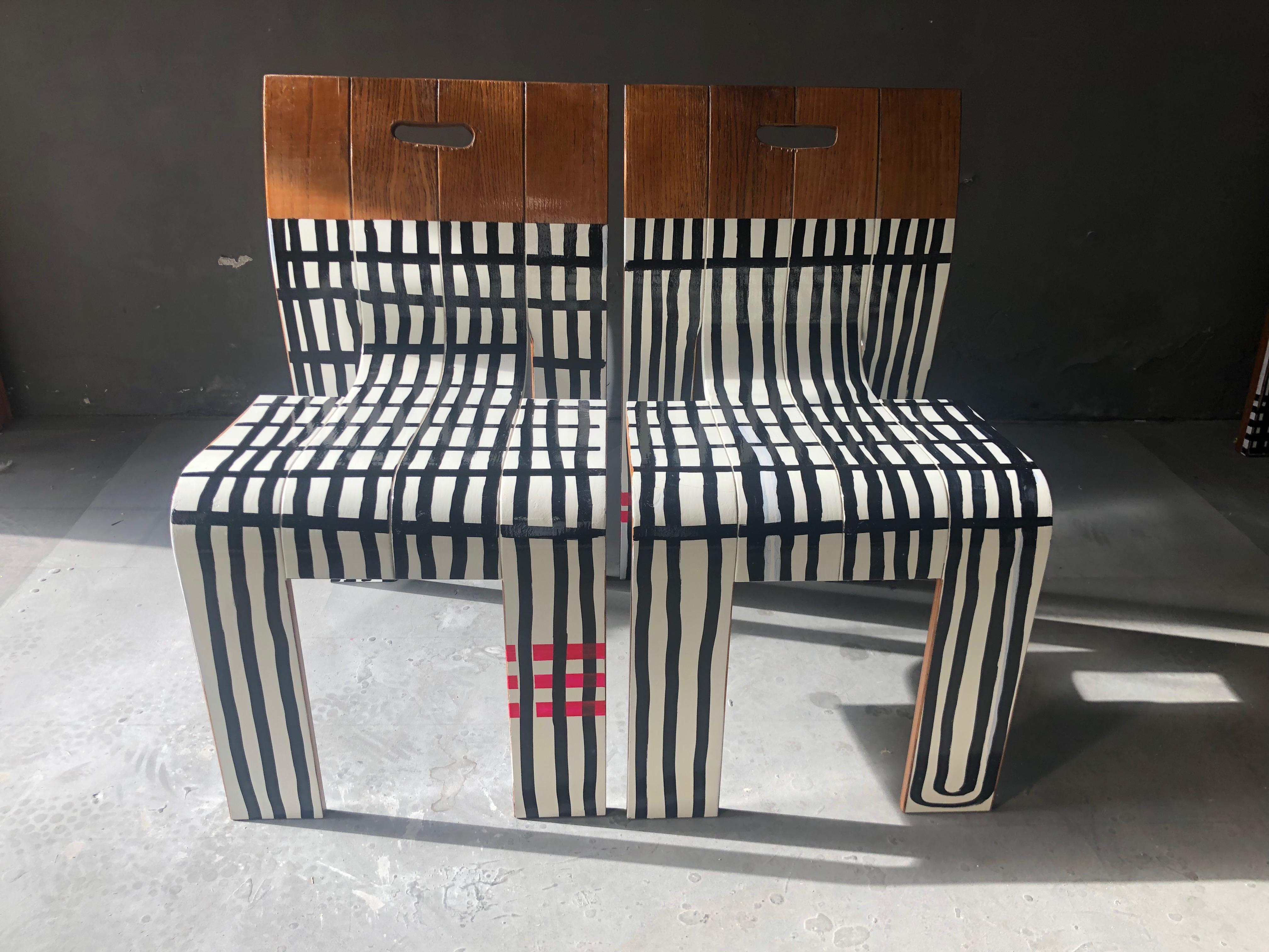 Zwei gestreifte Stühle, zeitgenössisch, von Markus Friedrich Staab (Böhmisch) im Angebot