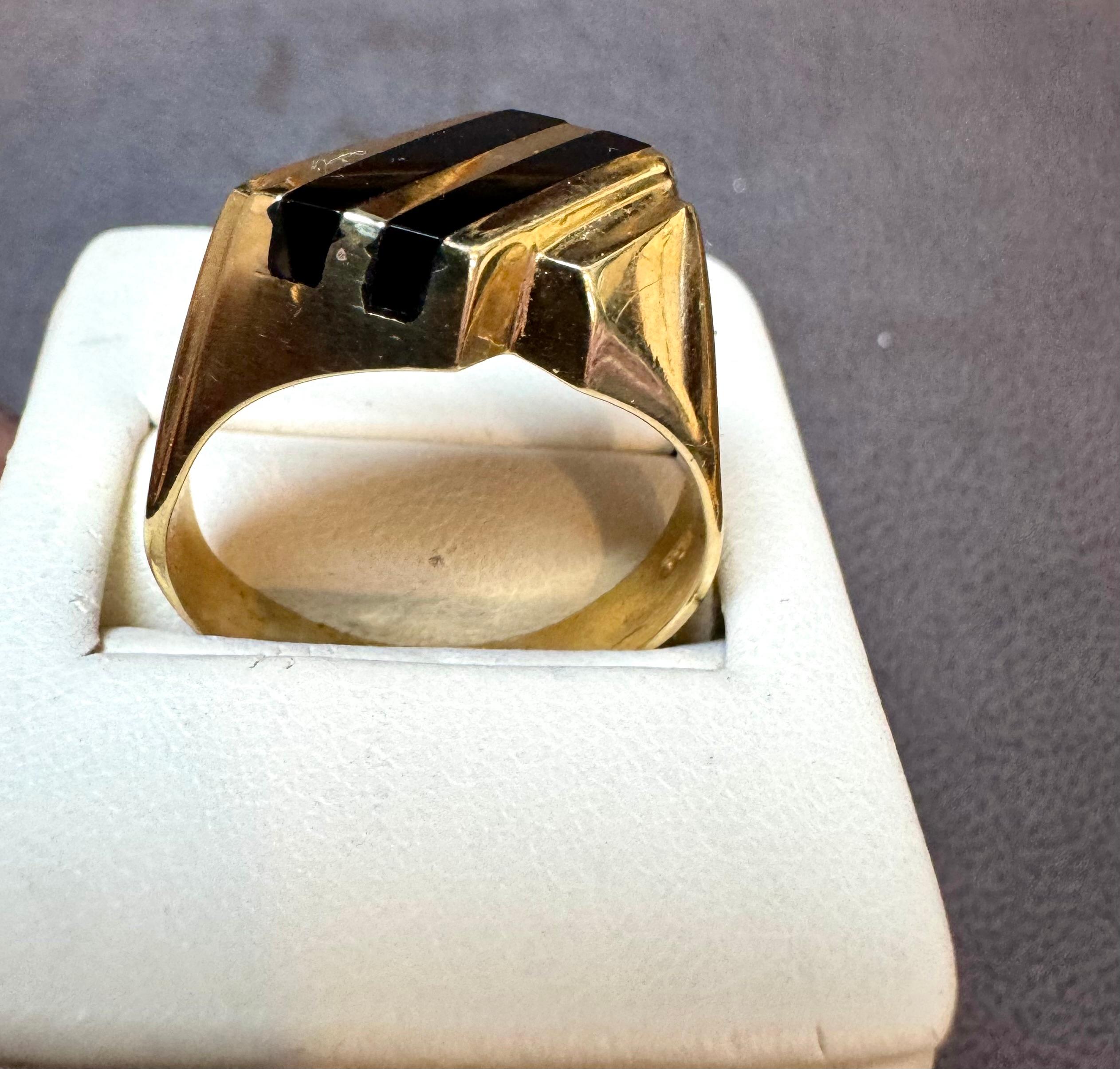 Two Stripes Noir Onyx Hommes  Bague jaune 14 carats  Or, Taille 11
ANNEAU UNISEXE
Or 14 K K 7 Grammes,
Tampon  pour l'or 14 K K 
Il s'agit d'un anneau de fiançailles de la collection premium wedding.
La taille de la bague est de 11 et peut être