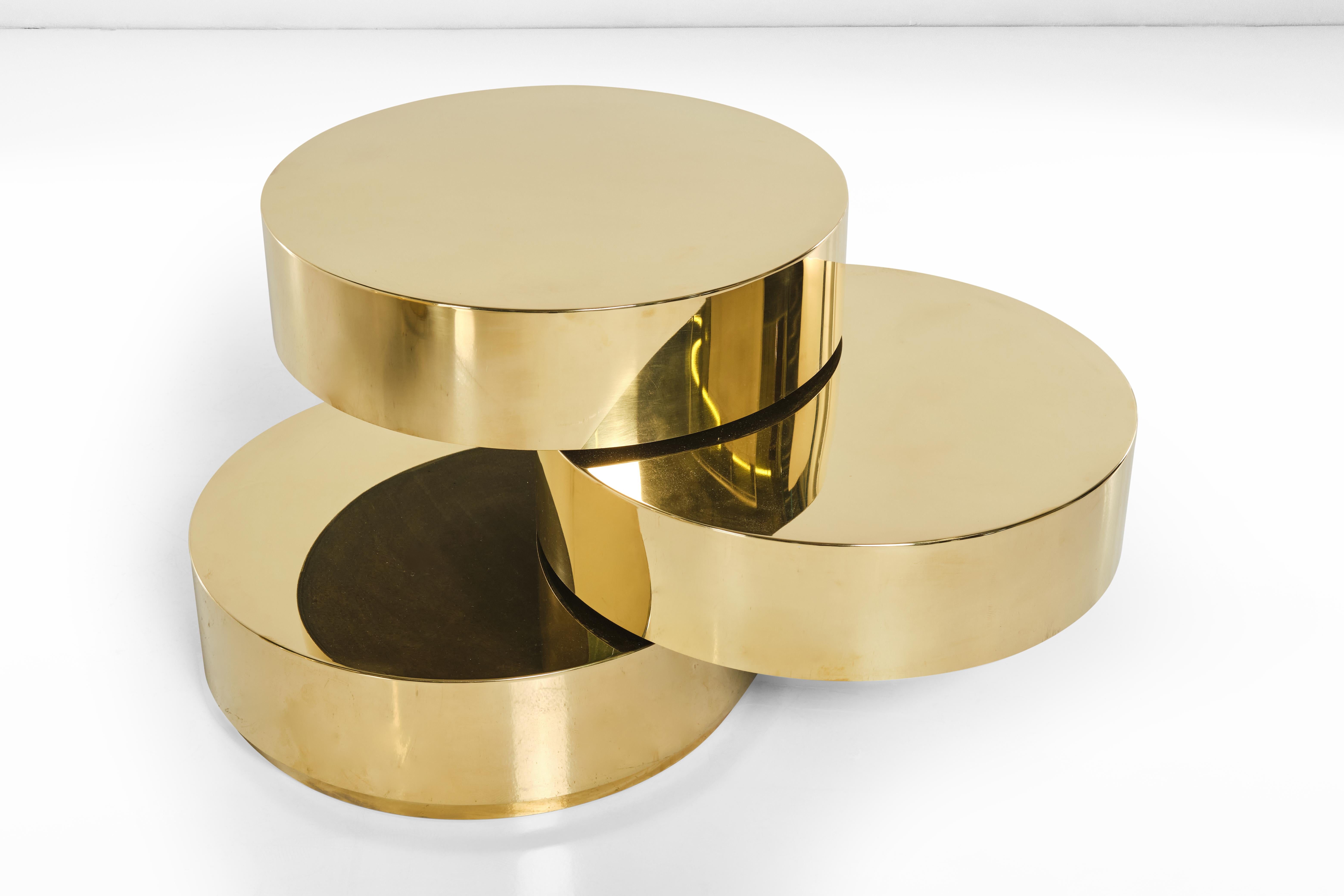 Two Stunning Brass Low Tables with Mobile Tops, Italian Design, 1980 Circa For Sale 1