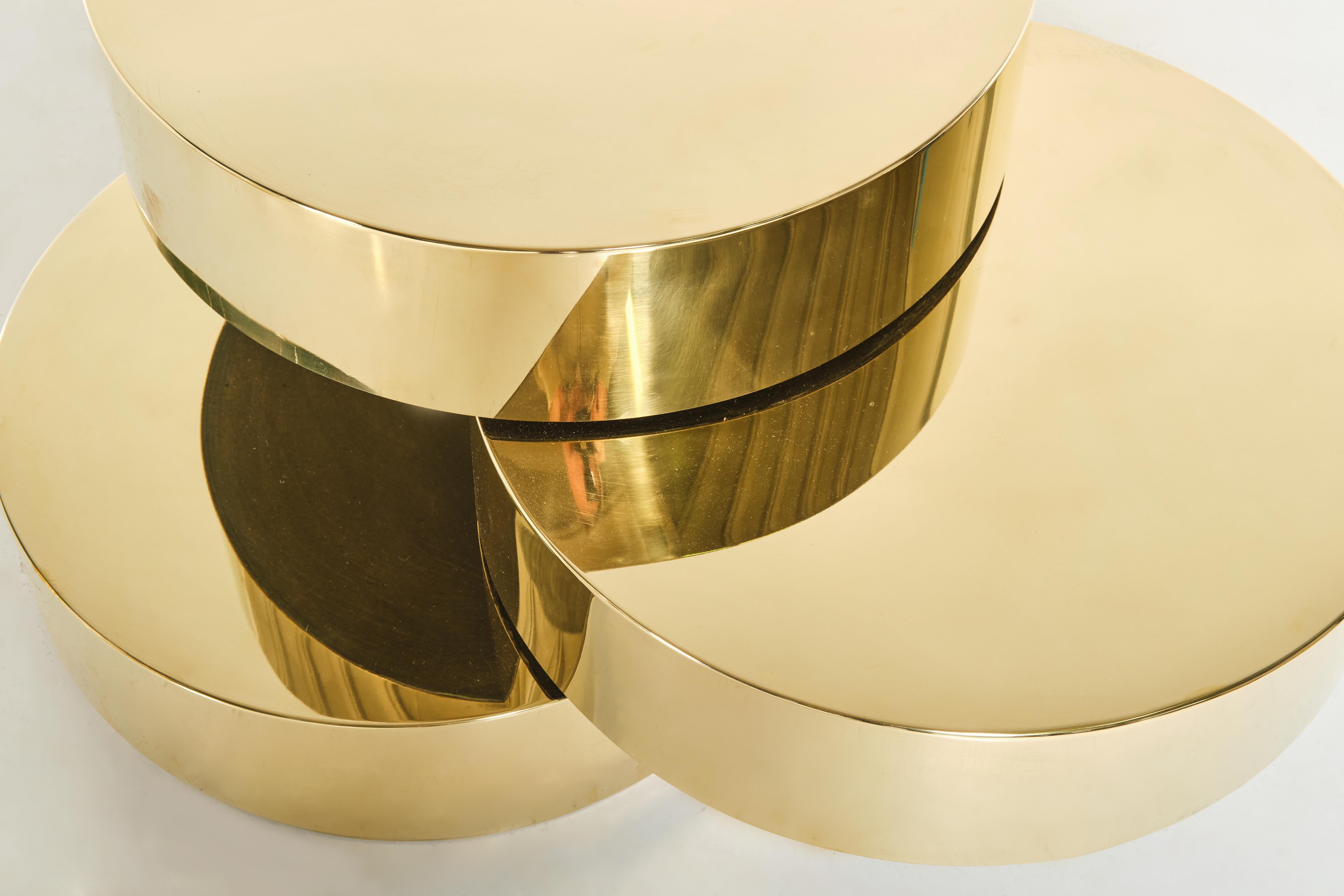 Two Stunning Brass Low Tables with Mobile Tops, Italian Design, 1980 Circa For Sale 2