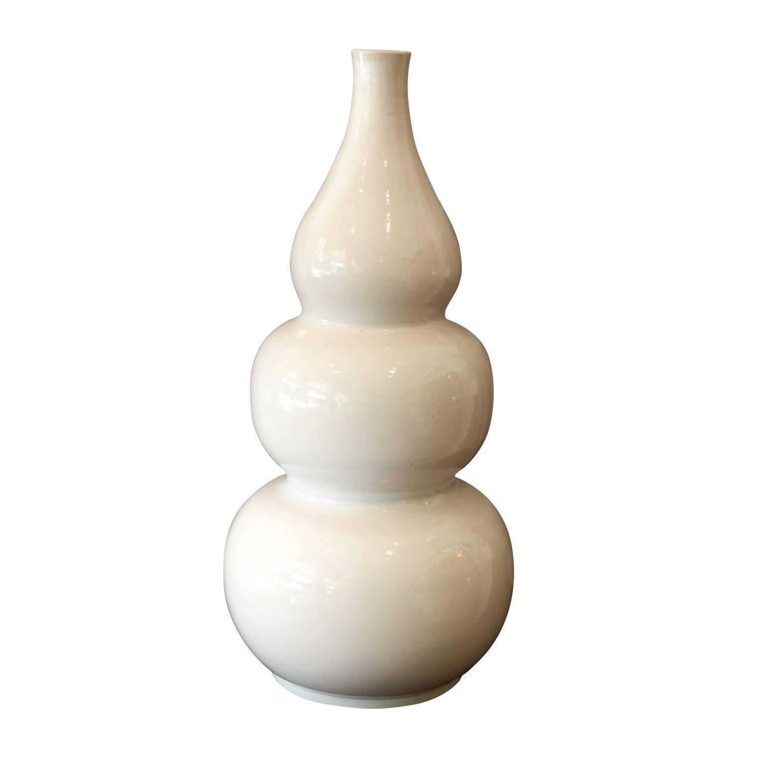 Deux importants vases vintage en forme de gourde blanche, vers 1960-1980. Belle forme robuste de gourde avec une riche finition glacée laiteuse et une magnifique patine subtile. Vendues individuellement au prix de 2 300 $ chacune.
