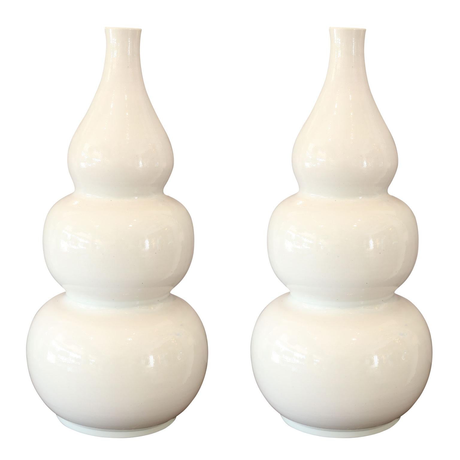 Deux superbes vases vintage blancs en forme de gourde en vente 1