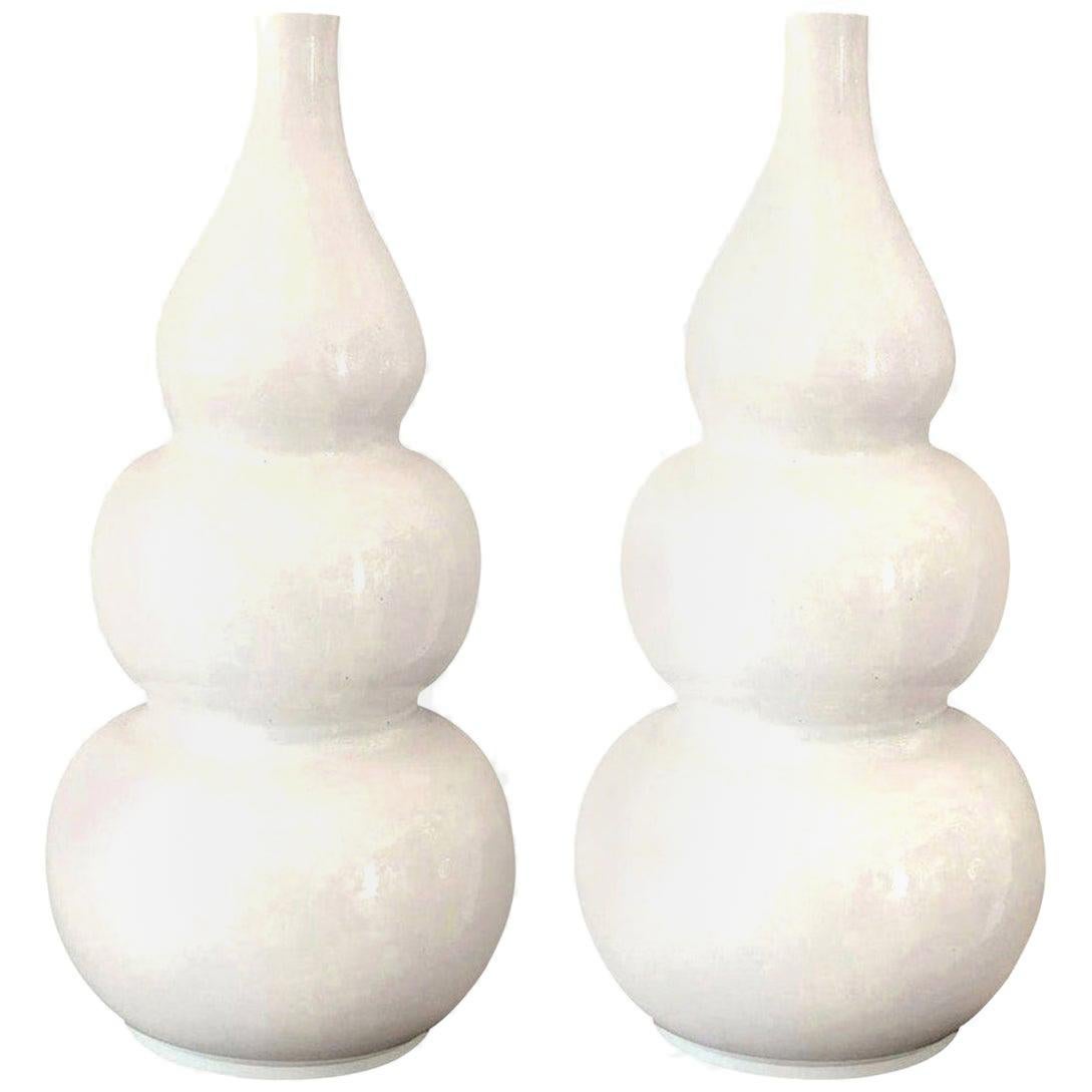 Deux superbes vases vintage blancs en forme de gourde en vente 2