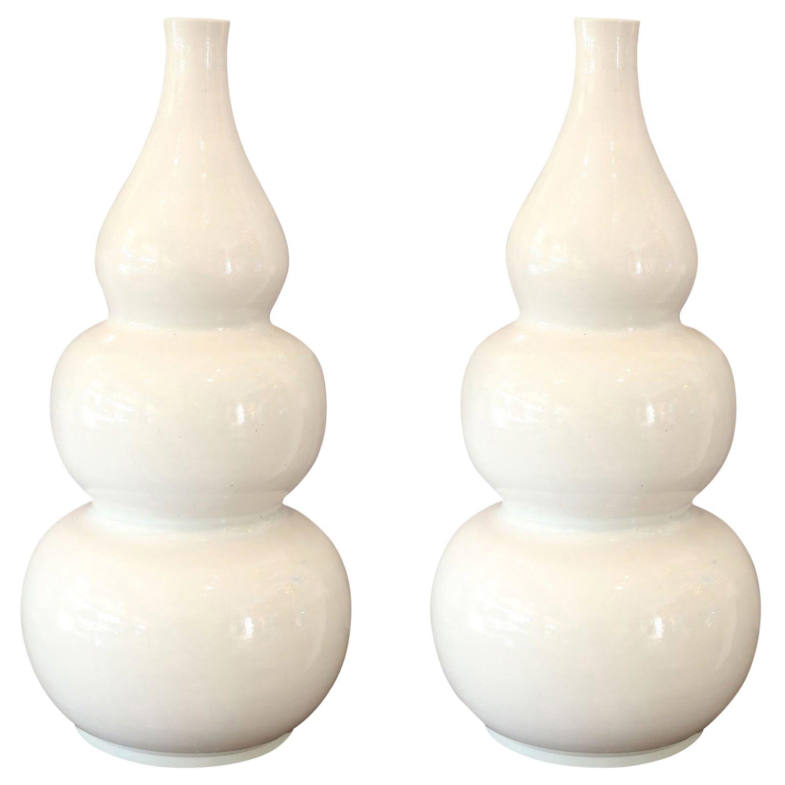 Deux superbes vases vintage blancs en forme de gourde en vente