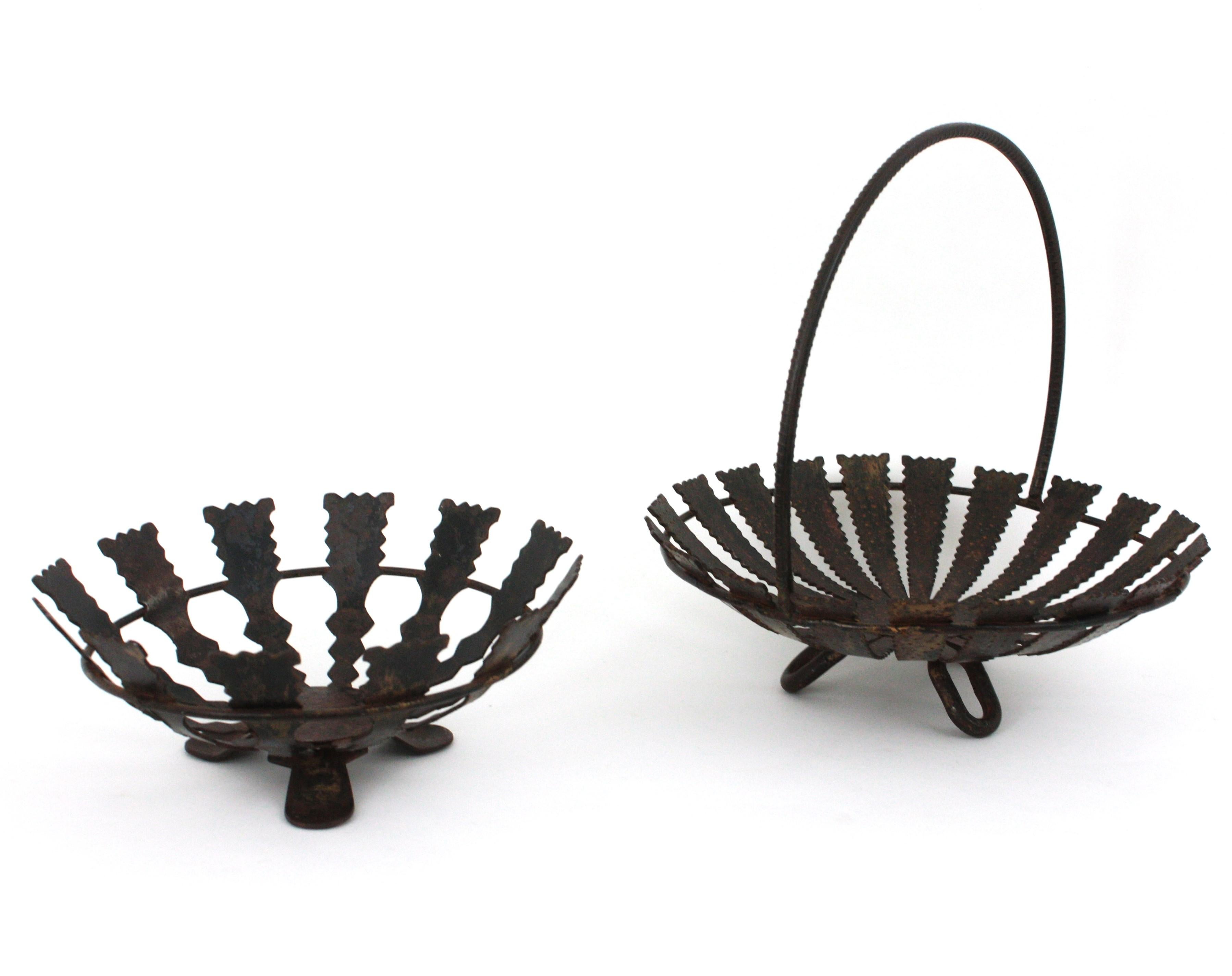 Pair if Sculptural Spanish Brutalist Centerpiece Bowls
Spain, 1950s.
These spanish revival centerpieces or fruit bowls were entirely made by hand in wrought iron.
They have brutalist accents and an eye-catching construction with sunburst shape. The