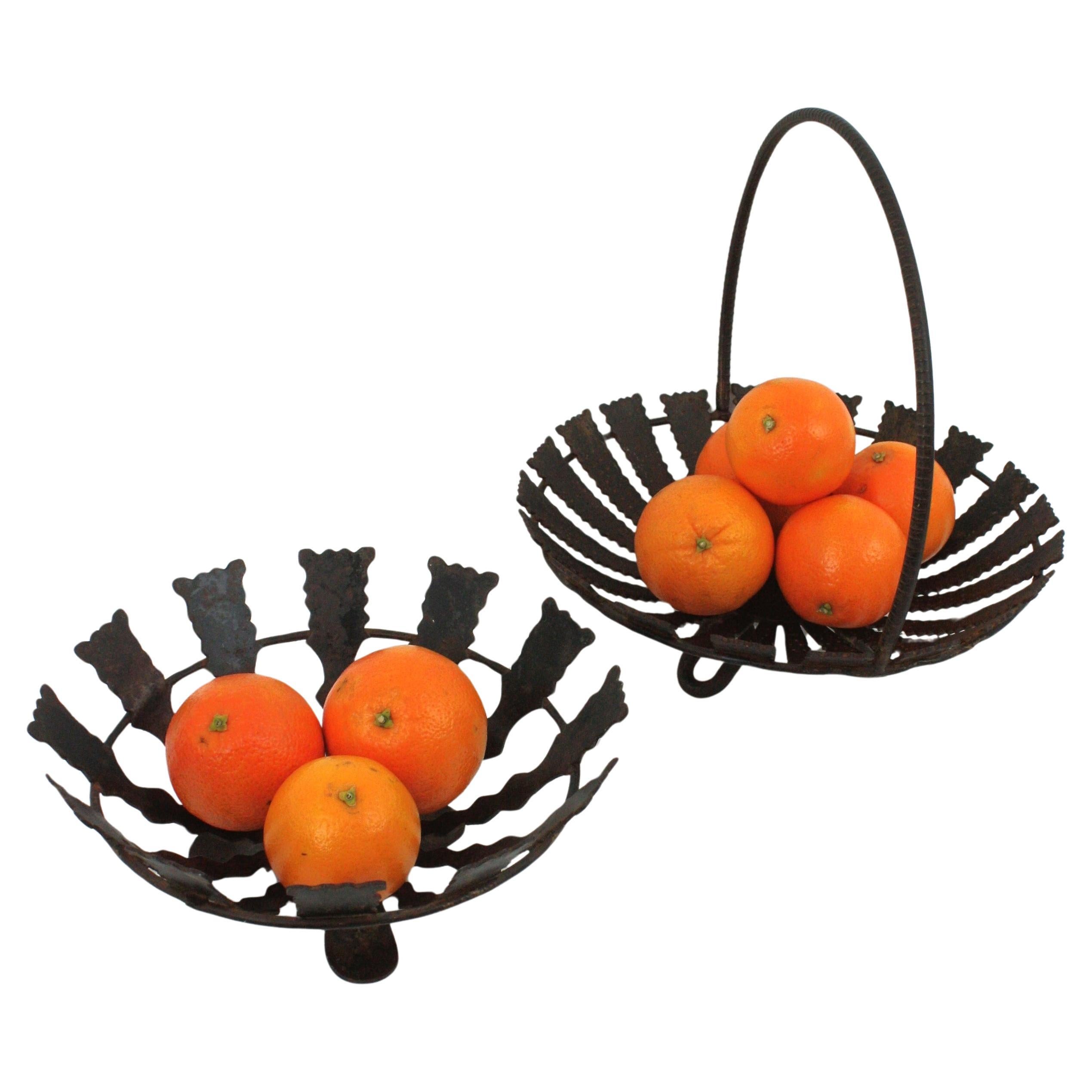 Dos centros de mesa / fruteros Sunburst, hierro forjado, años 50