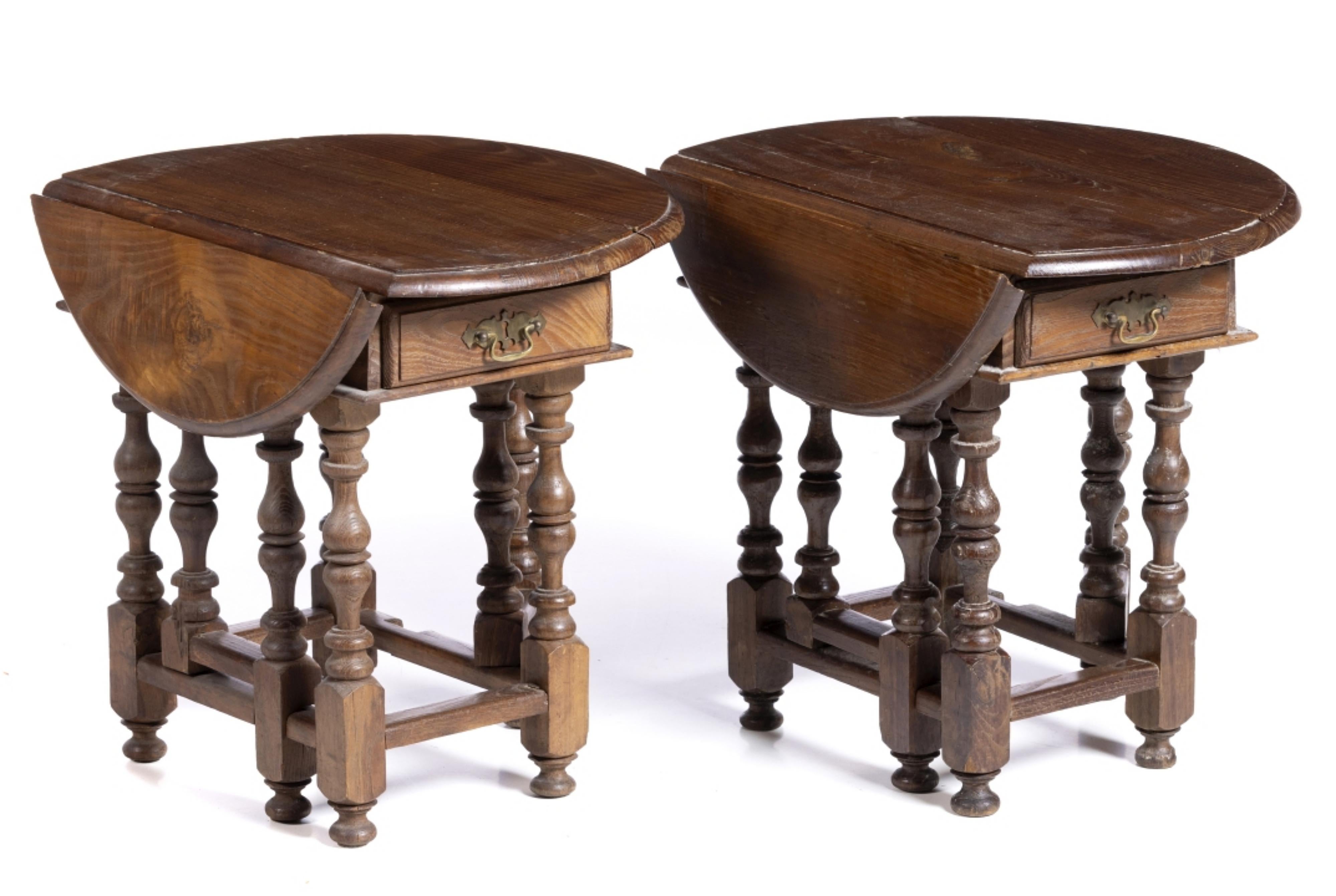 TWO SUPPORT TABLES

Portuguese, from the 20th century. 
with chestnut wood flaps.
Signs of use.
Dim.: (largest open) 50 x 57 x 57 cm
good conditions