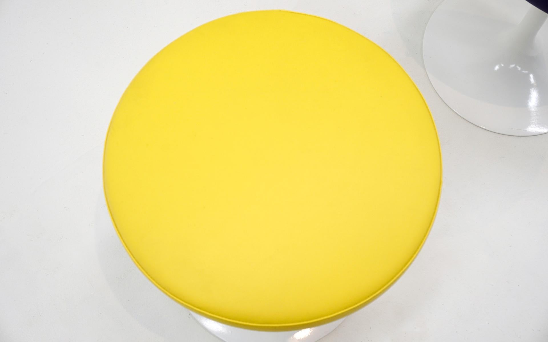 Two Swivel Tulip Stools by Eero Saarinen for Knoll, Yellow and Purple, Signed In Excellent Condition For Sale In Kansas City, MO