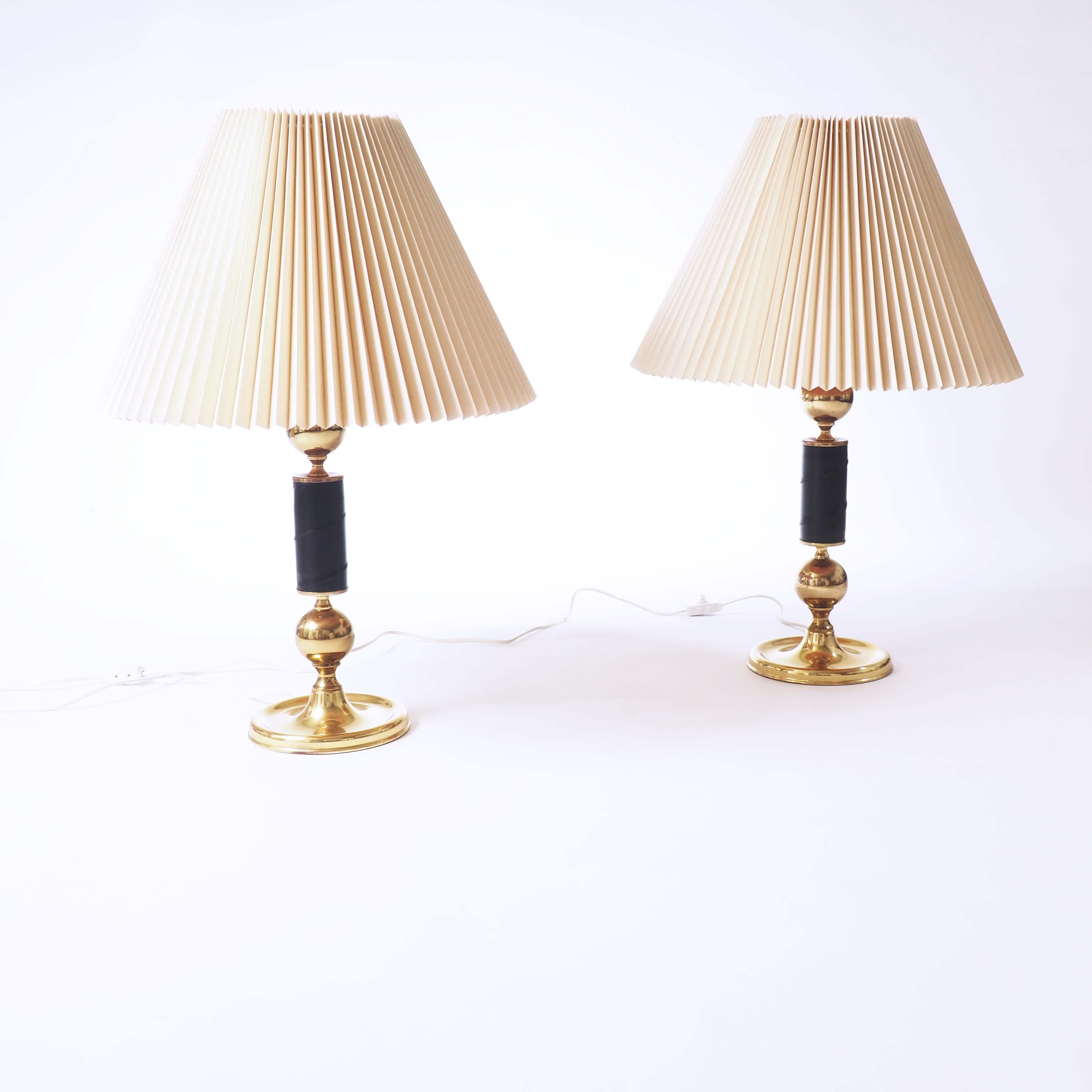 Laiton Deux lampes de bureau en laiton et cuir par EMA, Suède en vente