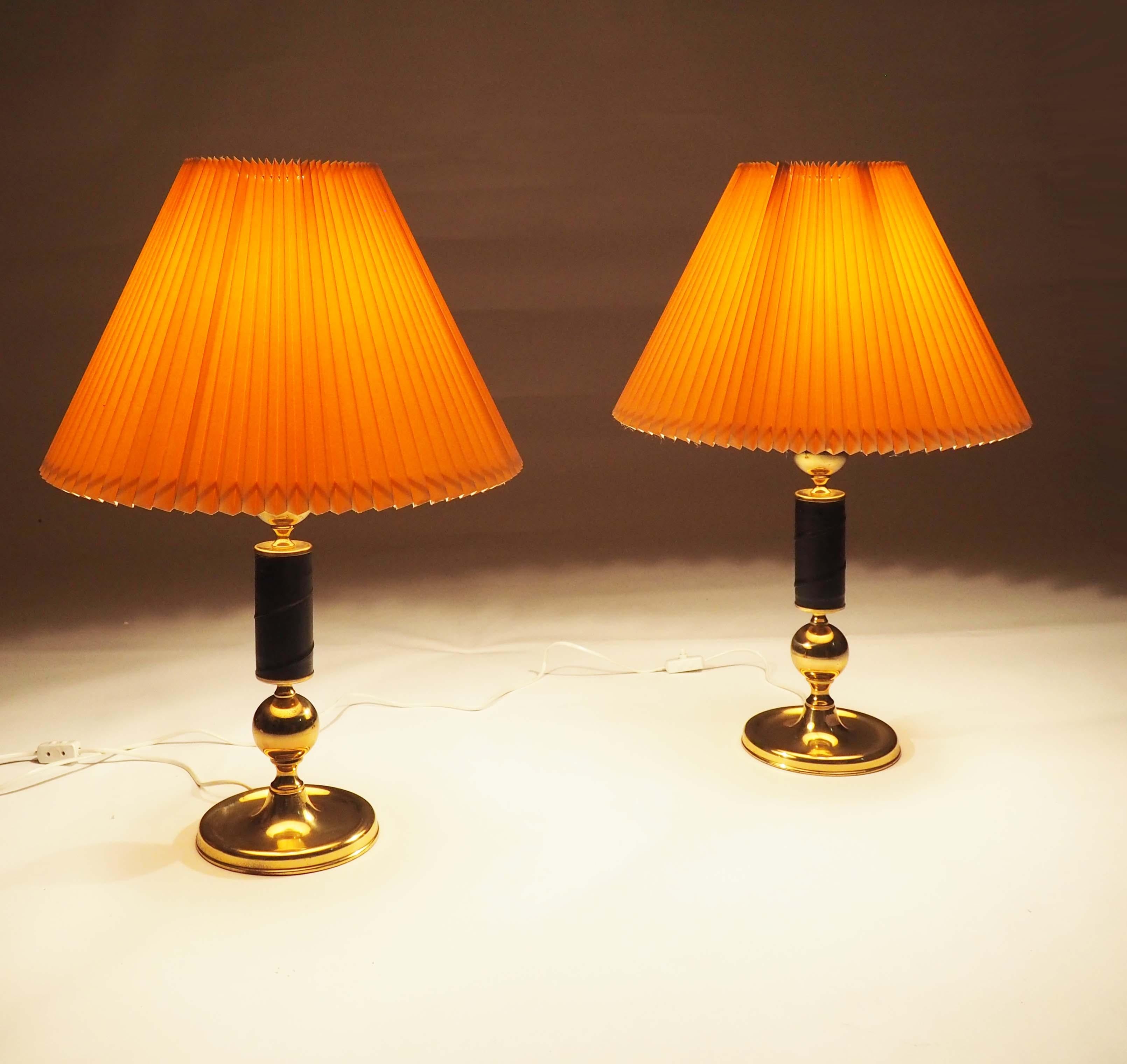Deux lampes de bureau en laiton et cuir par EMA, Suède en vente 1