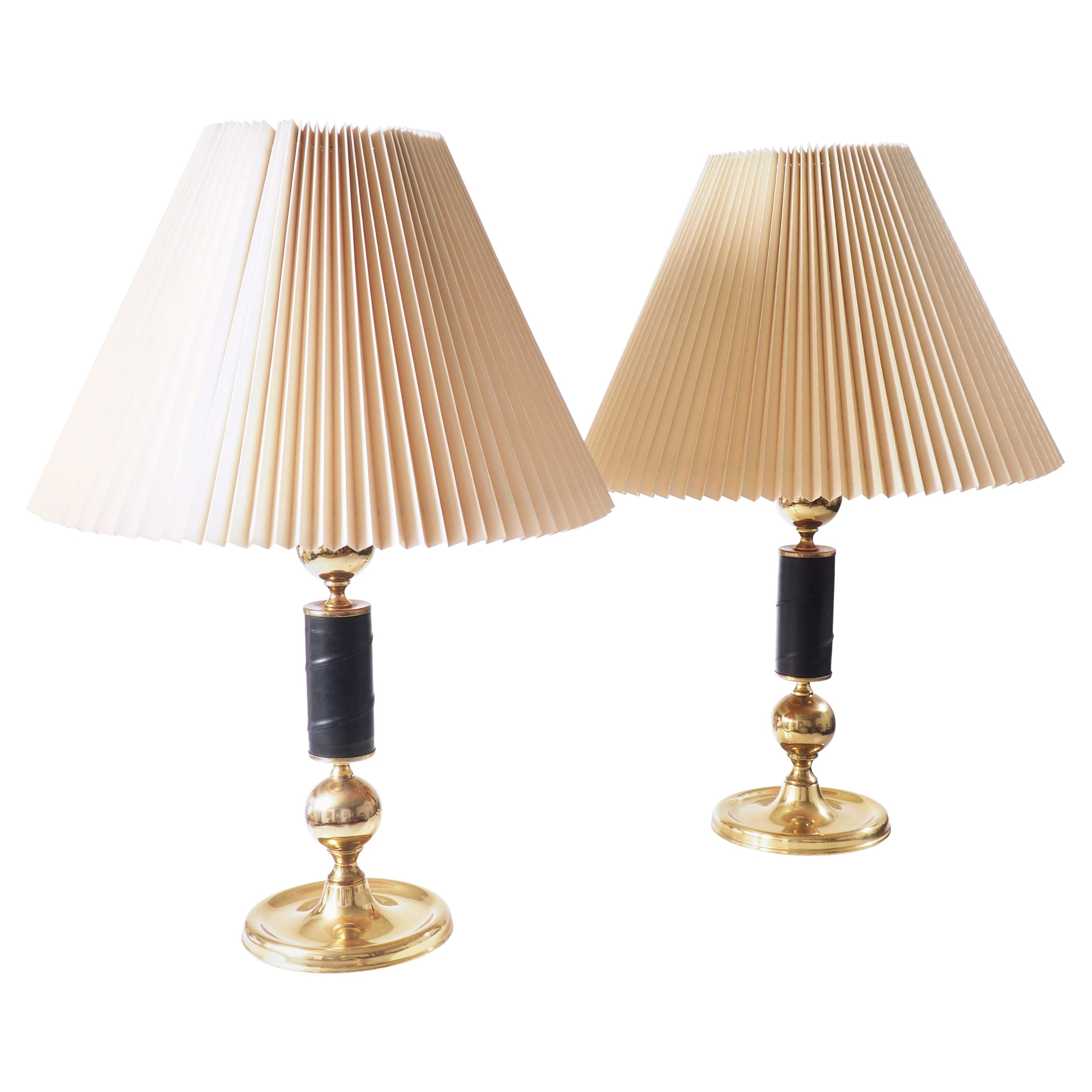 Deux lampes de bureau en laiton et cuir par EMA, Suède