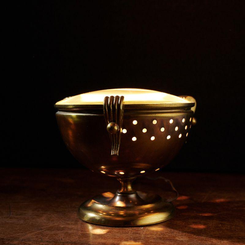 Deux lampes de table en laiton et cristal de roche des années 50.

Informations complémentaires :
Matériau : laiton, cristal de roche pour la lentille
Taille : 11,5 H cm
Diamètre : 15 cm.