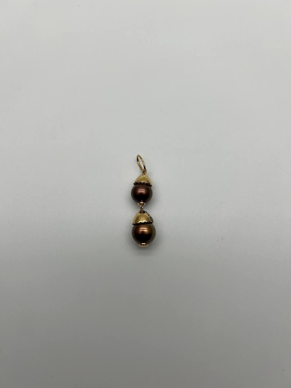 Taille mixte Deux perles de Tahiti noires et brunes Pendentif en or jaune 18K avec diamants bruns en pavé en vente