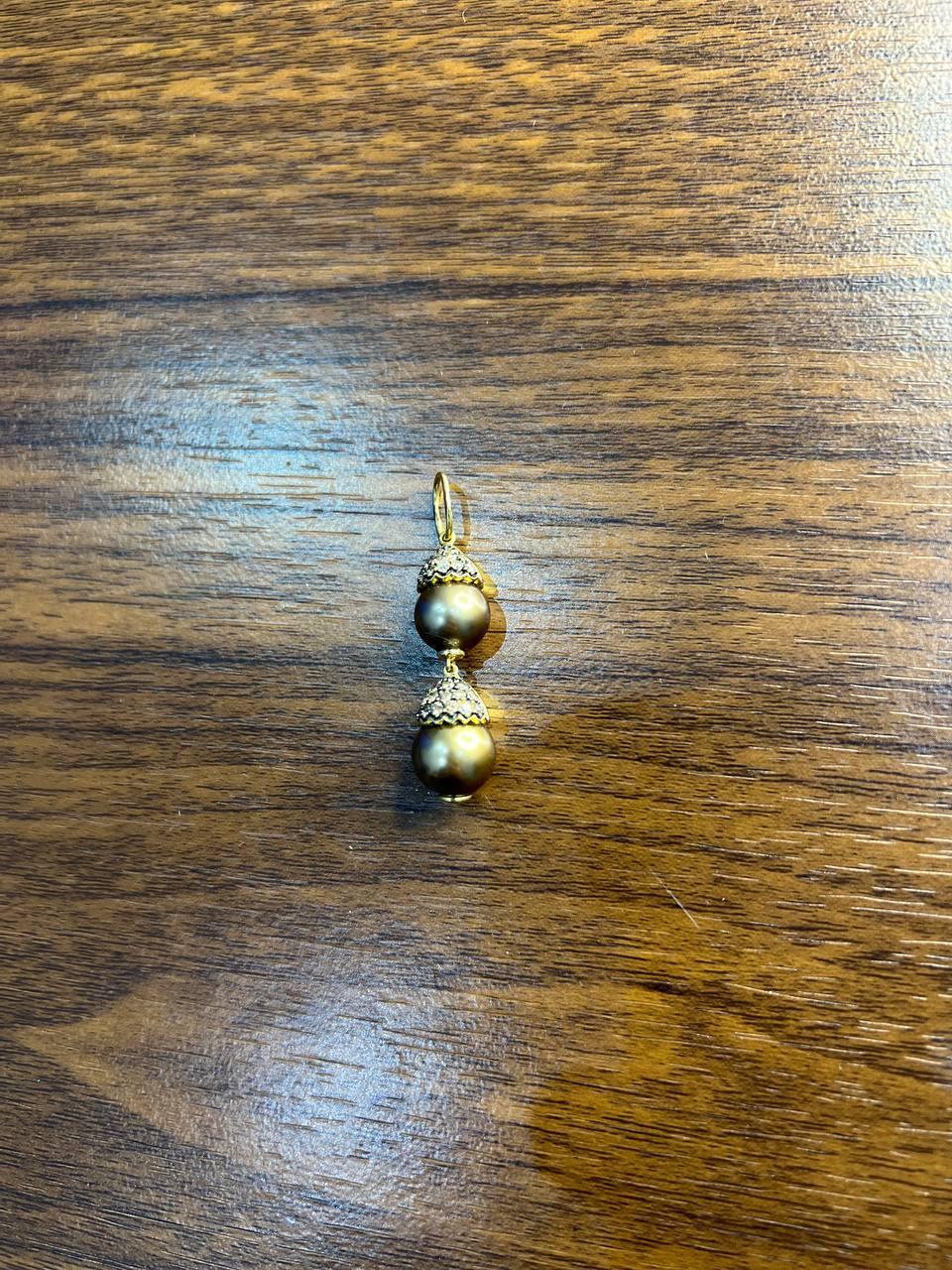 Deux perles de Tahiti noires et brunes Pendentif en or jaune 18K avec diamants bruns en pavé Pour femmes en vente