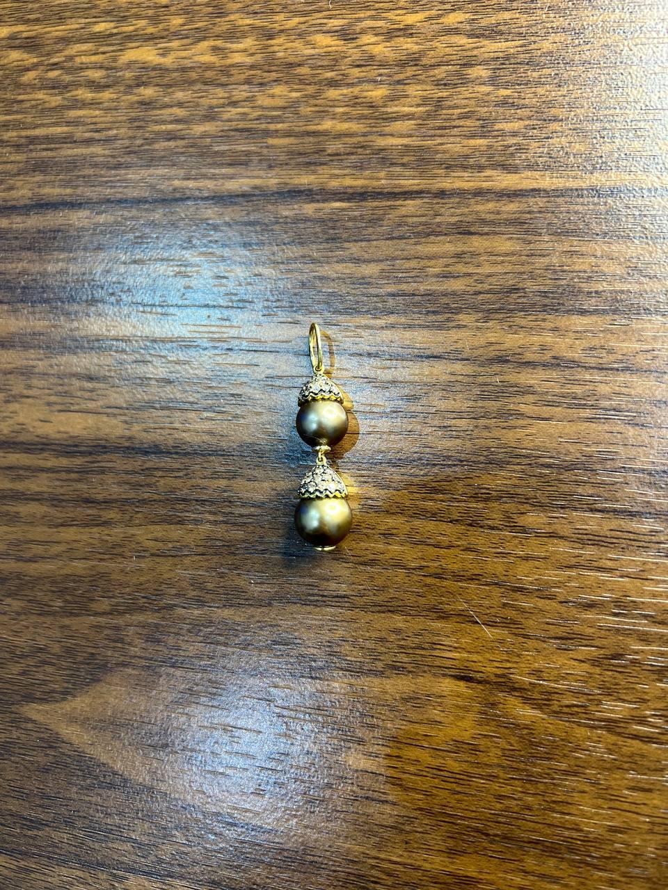 Deux perles de Tahiti noires et brunes Pendentif en or jaune 18K avec diamants bruns en pavé en vente 1