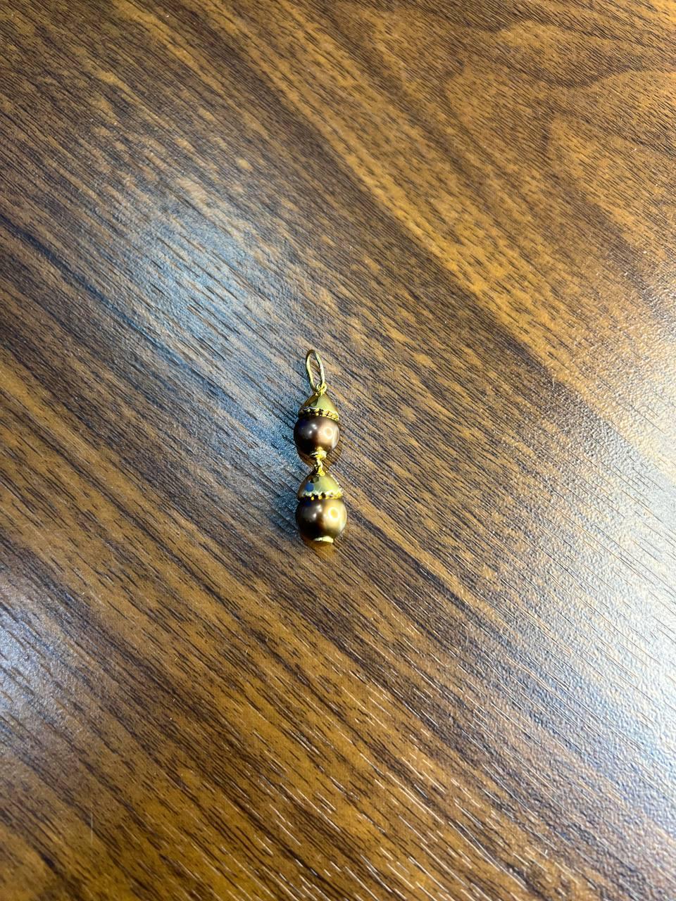 Deux perles de Tahiti noires et brunes Pendentif en or jaune 18K avec diamants bruns en pavé en vente 2