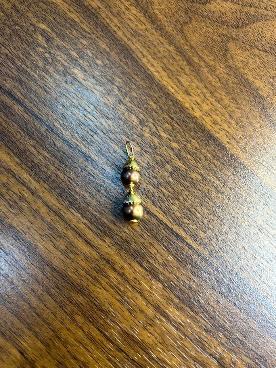 Deux perles de Tahiti noires et brunes Pendentif en or jaune 18K avec diamants bruns en pavé en vente 3