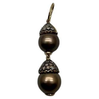 Deux perles de Tahiti noires et brunes Pendentif en or jaune 18K avec diamants bruns en pavé en vente