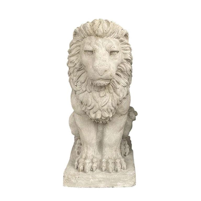 Paire de deux lions en pierre de béton. Une façon si merveilleuse d'ajouter un aspect majestueux à une entrée. (C'est peut-être même un trottoir.) Chaque lion est assis sur ses pattes arrière, les pattes avant tendues et la queue s'écoule vers le