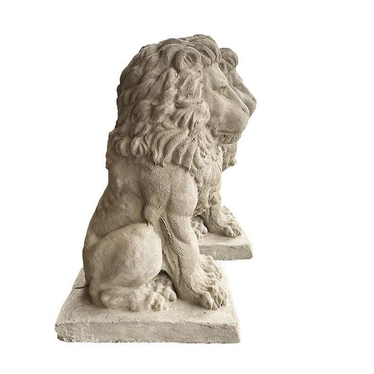 Hollywood Regency Paire de grands lions architecturaux en béton assortis, en pierre en vente