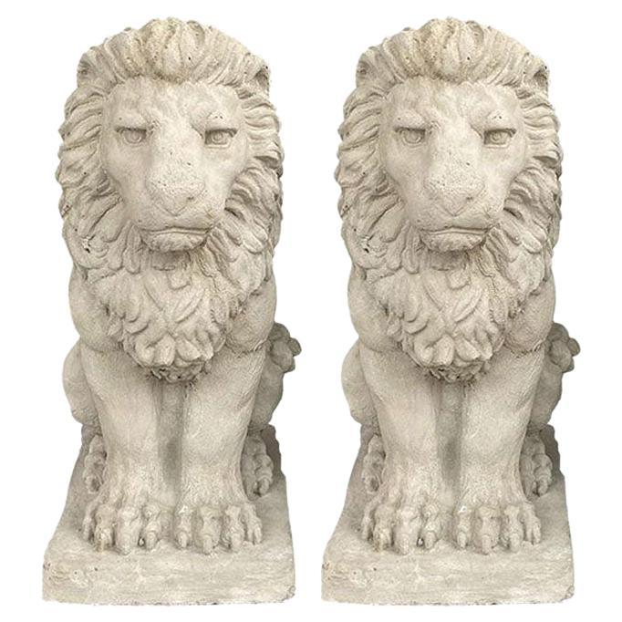 Paire de grands lions architecturaux en béton assortis, en pierre