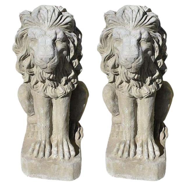Paire de grands lions architecturaux français en pierre de béton grise debout, une paire