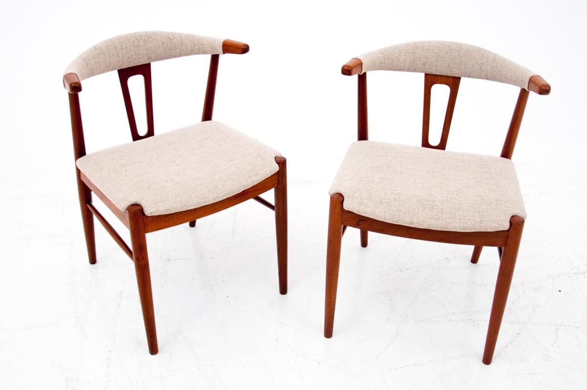 Two teak chairs made in Denmark in the 1960s

After renovation of the wood and upholstered with a new neutral beige fabric

Very good condition

Measures: height: 76cm, seat height 44cm, width 54cm, depth 50cm.