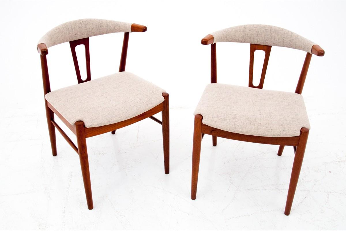 Two teak chairs made in Denmark in the 1960s.

The chairs have a beautiful backrest, the profiling of which increases the comfort of sitting. The minimalist, timeless form will work great in contemporary interiors with a modern decor.

Very good