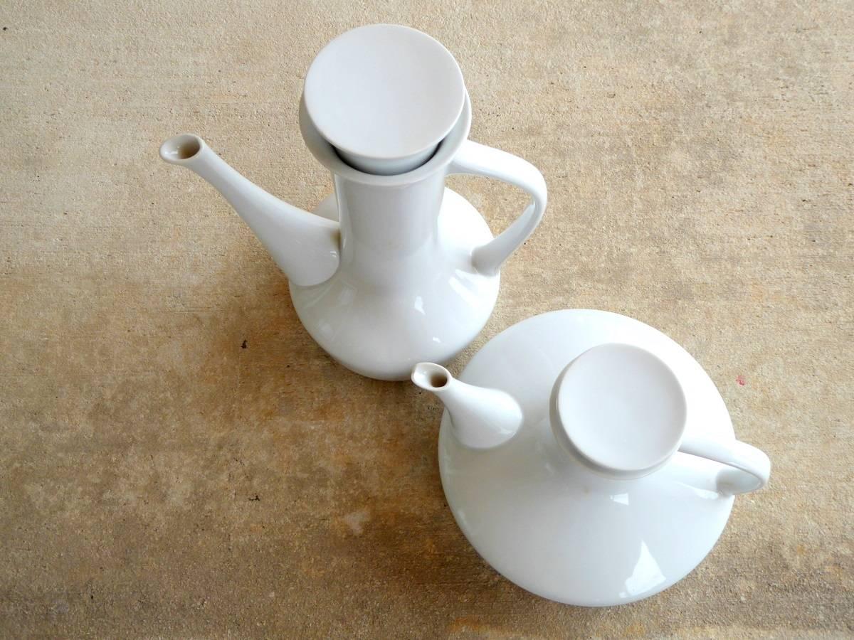 Two stylish contemporary pitchers or teapots by Paul McCobb for Jackson Internationale. Made in Japan.

Dimensions are for the larger pitcher.

A few important notes about all items available through this 1stdibs dealer:

1. We list all our items as