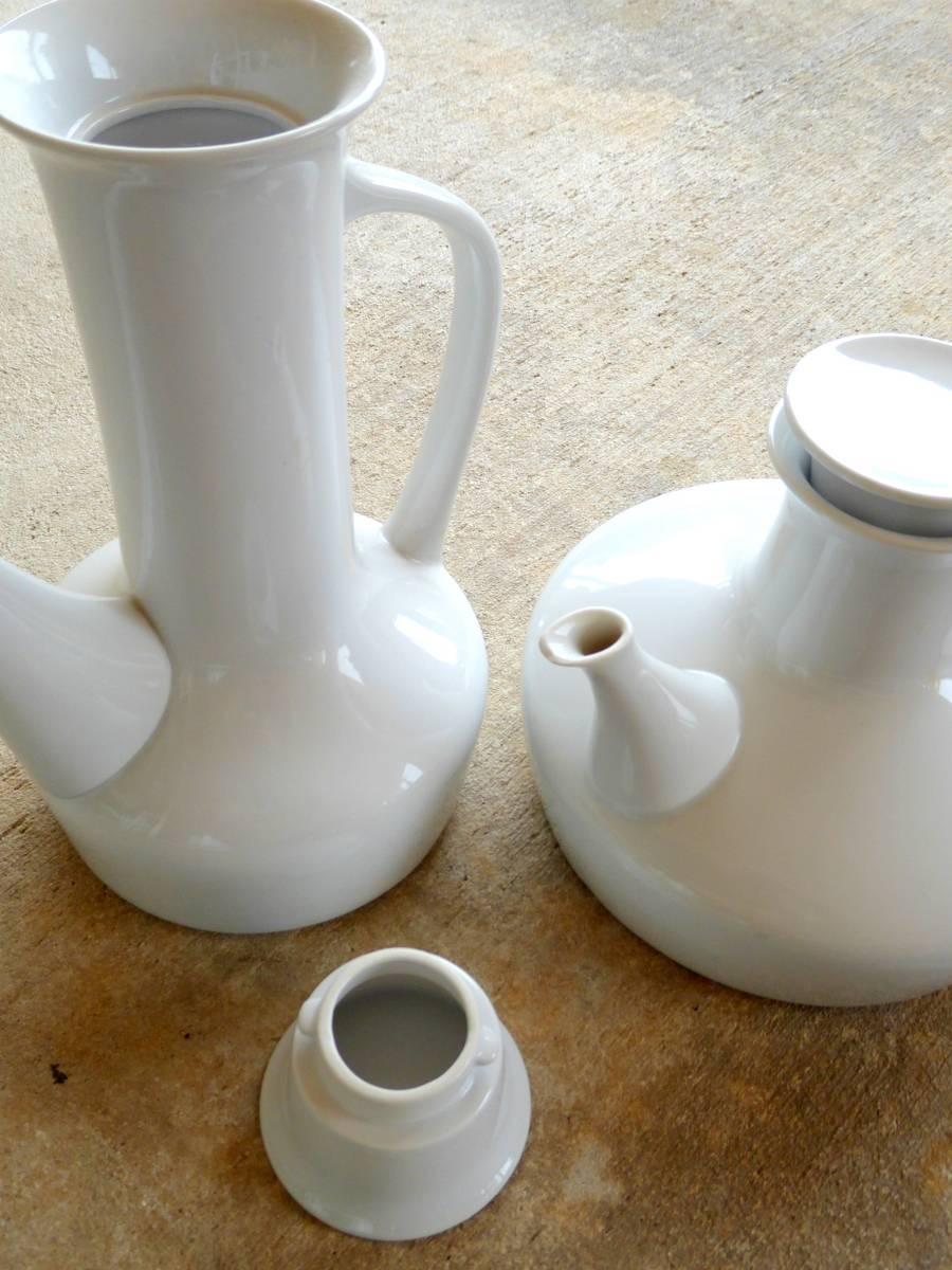Two Teapots or Pitchers by Paul McCobb In Good Condition For Sale In Palm Beach Gardens, FL