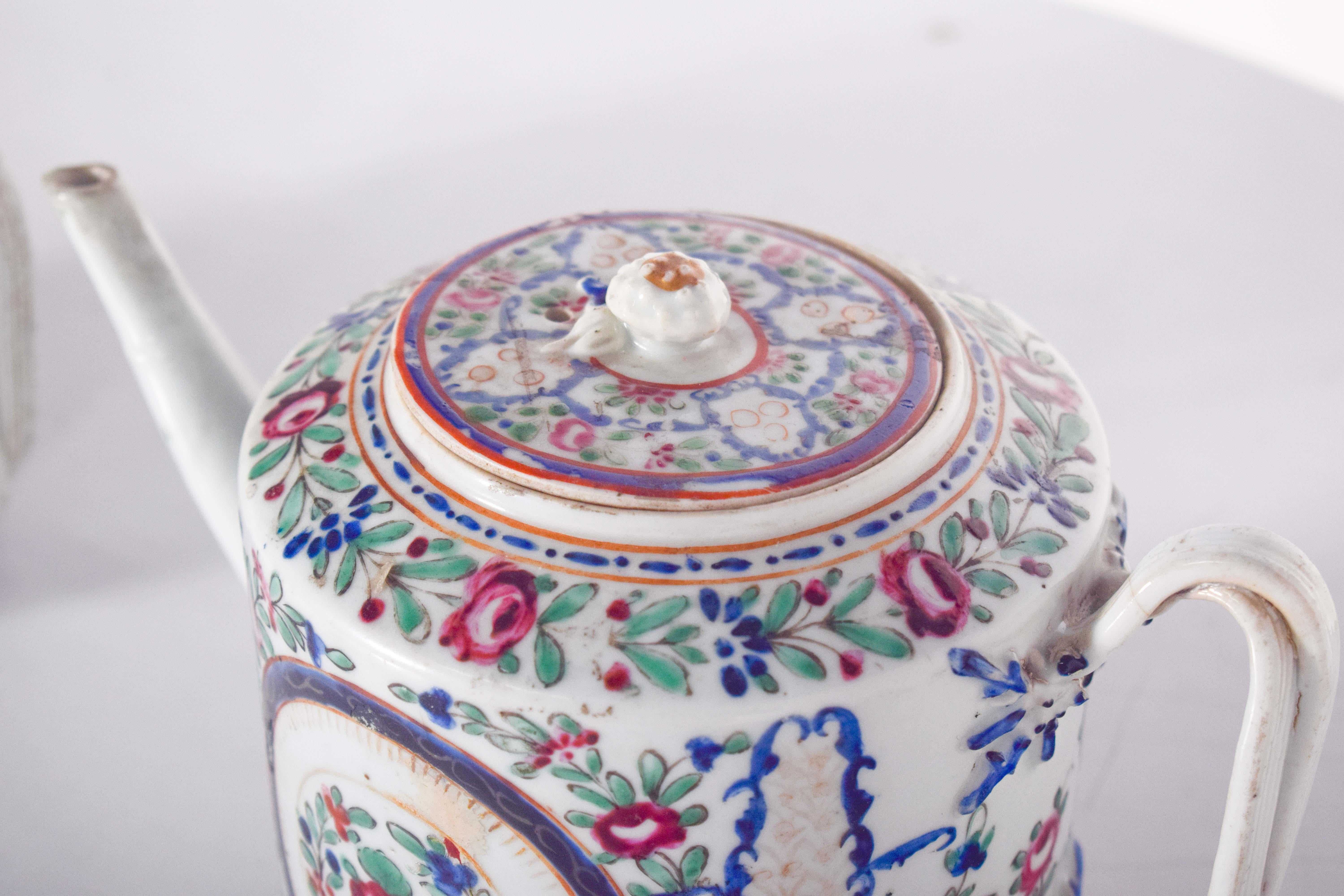 Two Teapots With Lids, in Chinese Porcelain For Sale 2