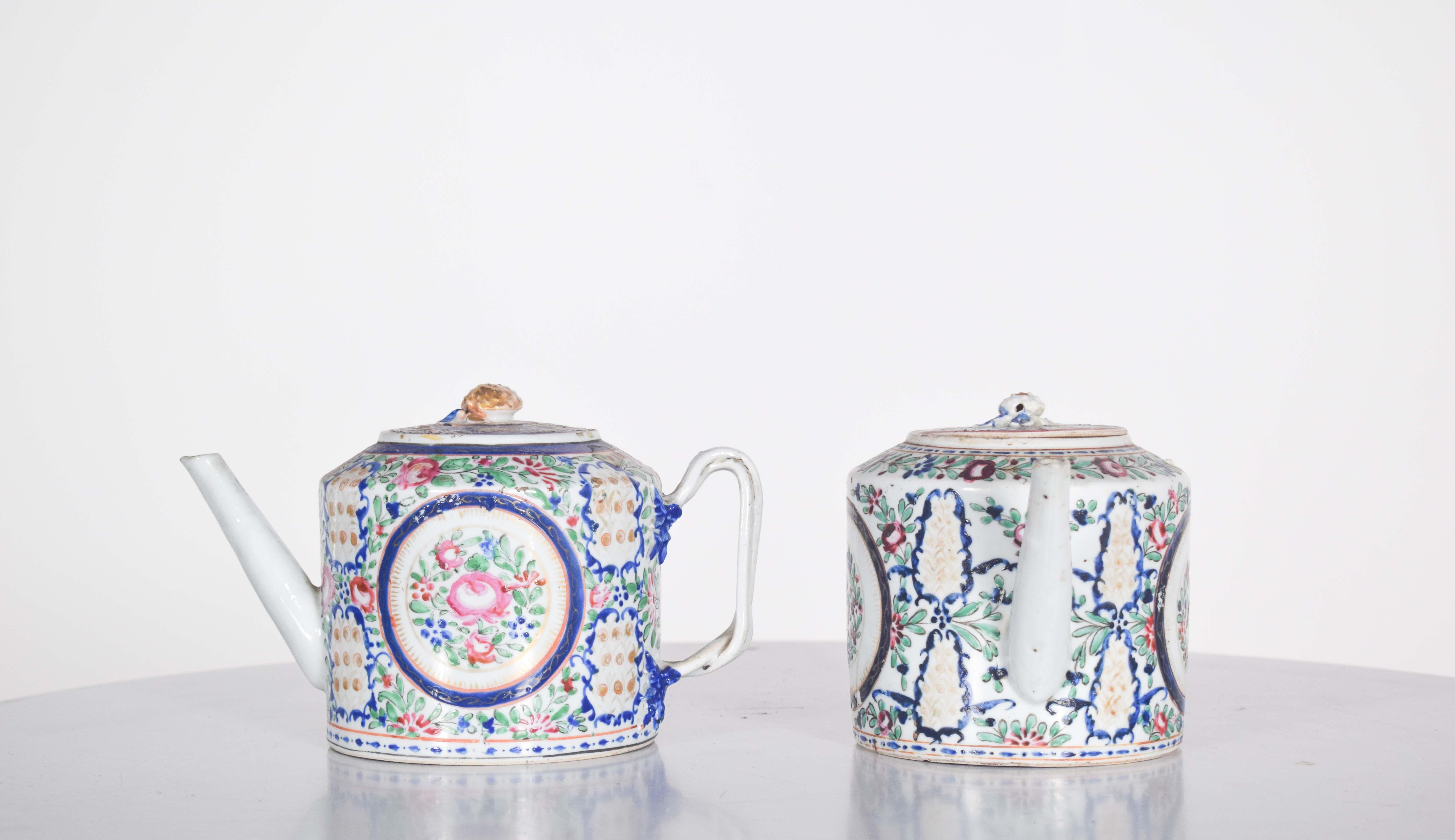 Two Teapots With Lids, in Chinese Porcelain For Sale 3
