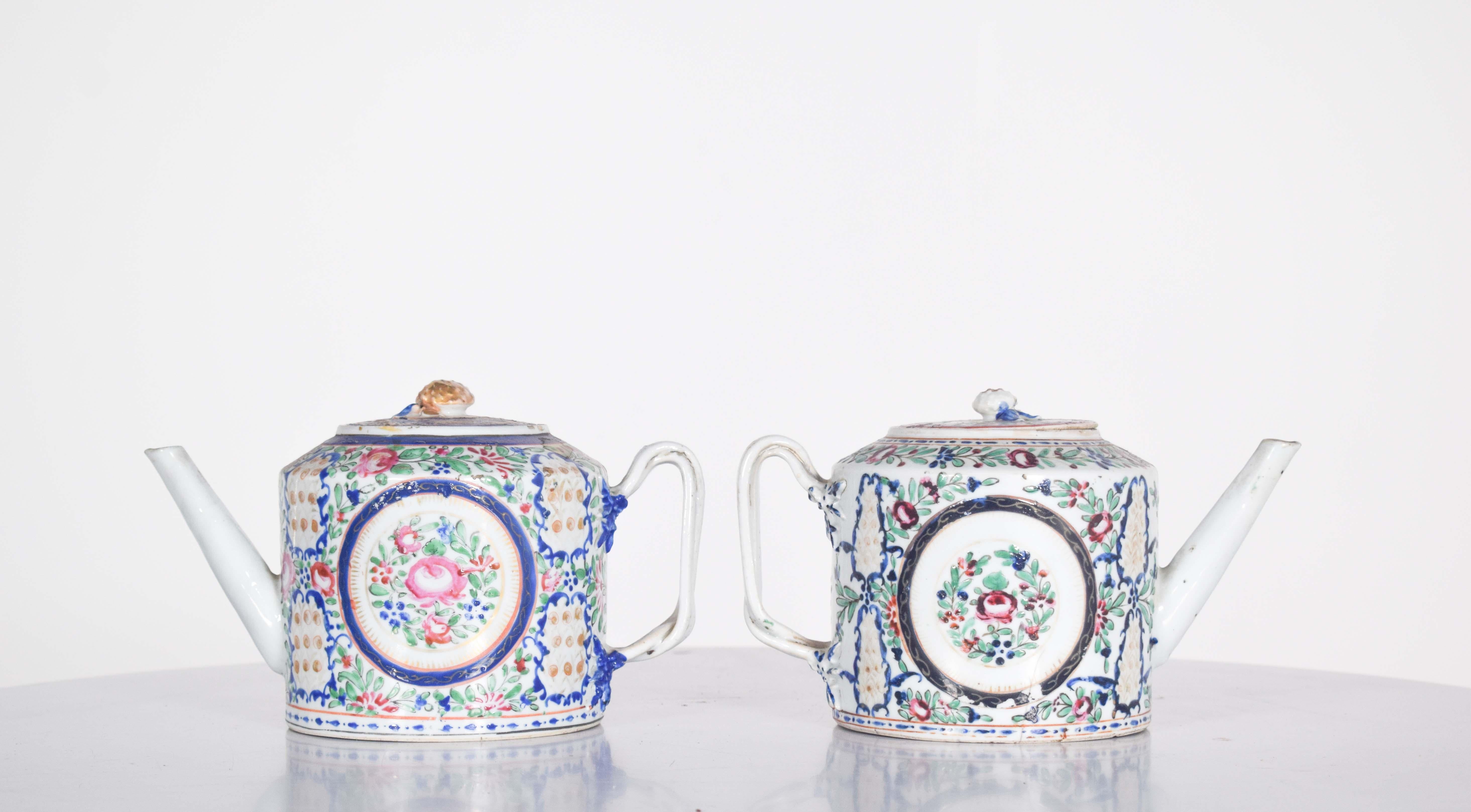 Two Teapots With Lids, in Chinese Porcelain For Sale 4