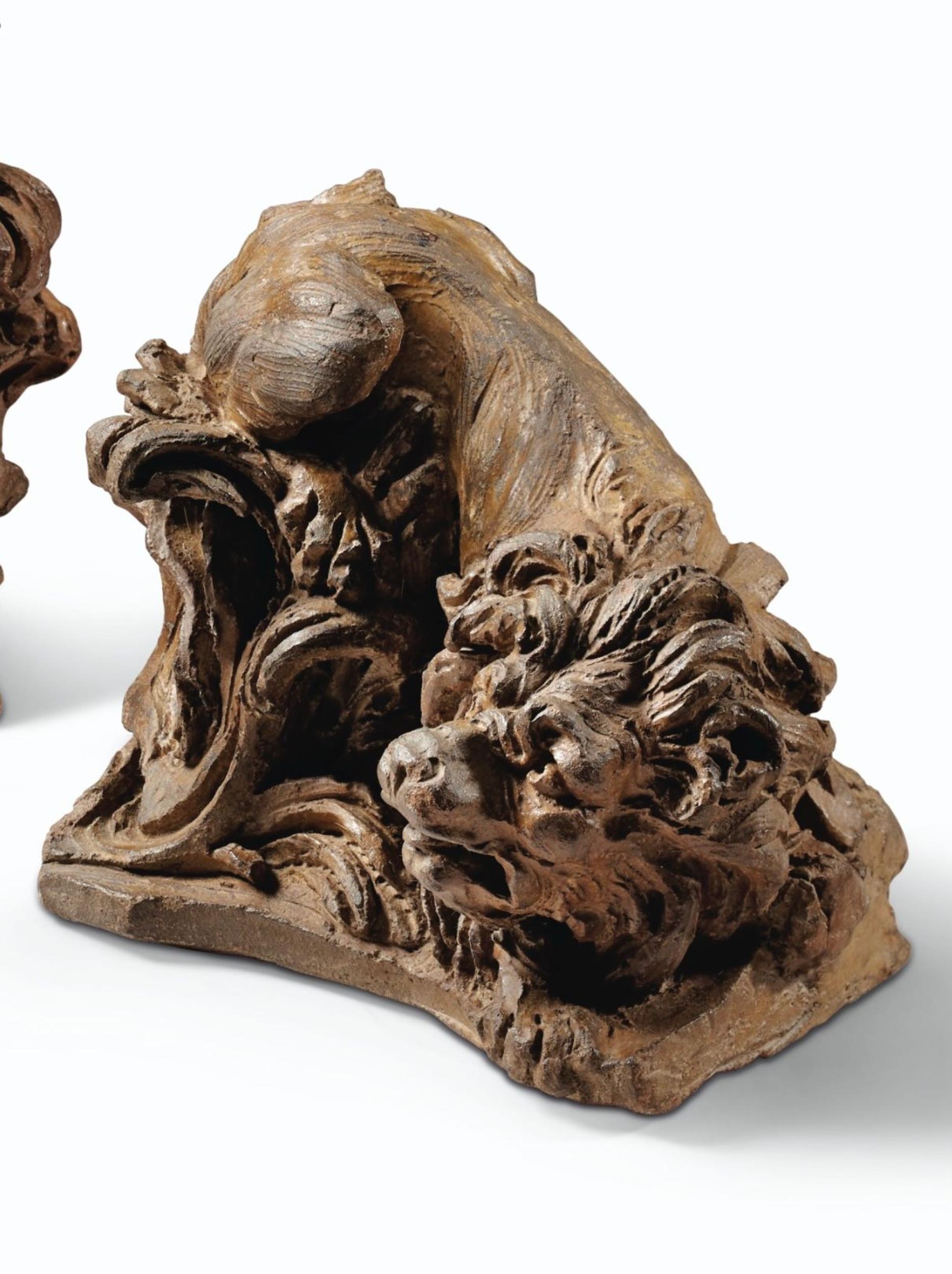 Terrakotta-Löwen mit Schildchen, französisch, Mitte des 18. Jahrhunderts (Rokoko) im Angebot