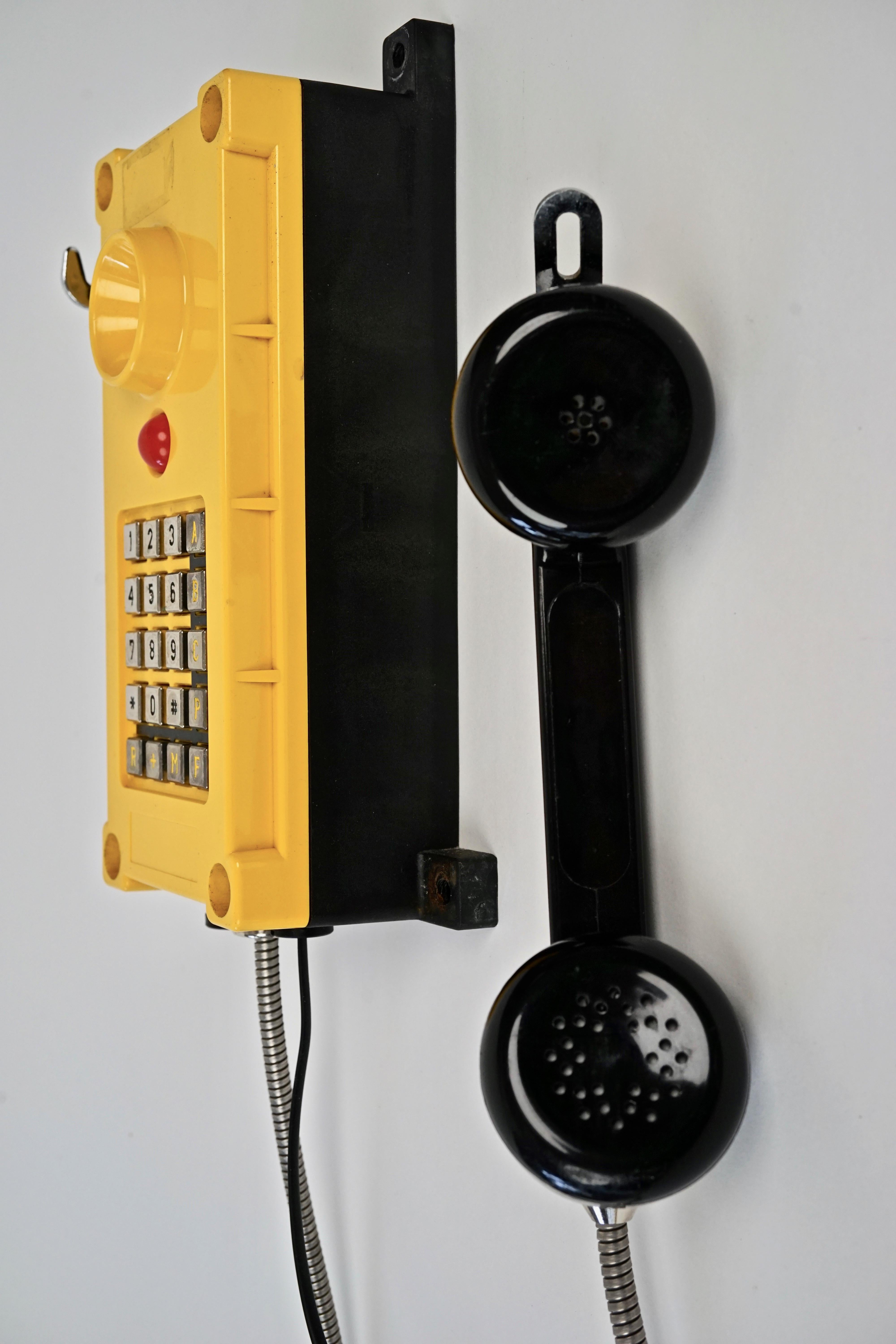 Two Tesla industry Telephones in bright yellow , wall mount In Good Condition For Sale In Vienna, Austria