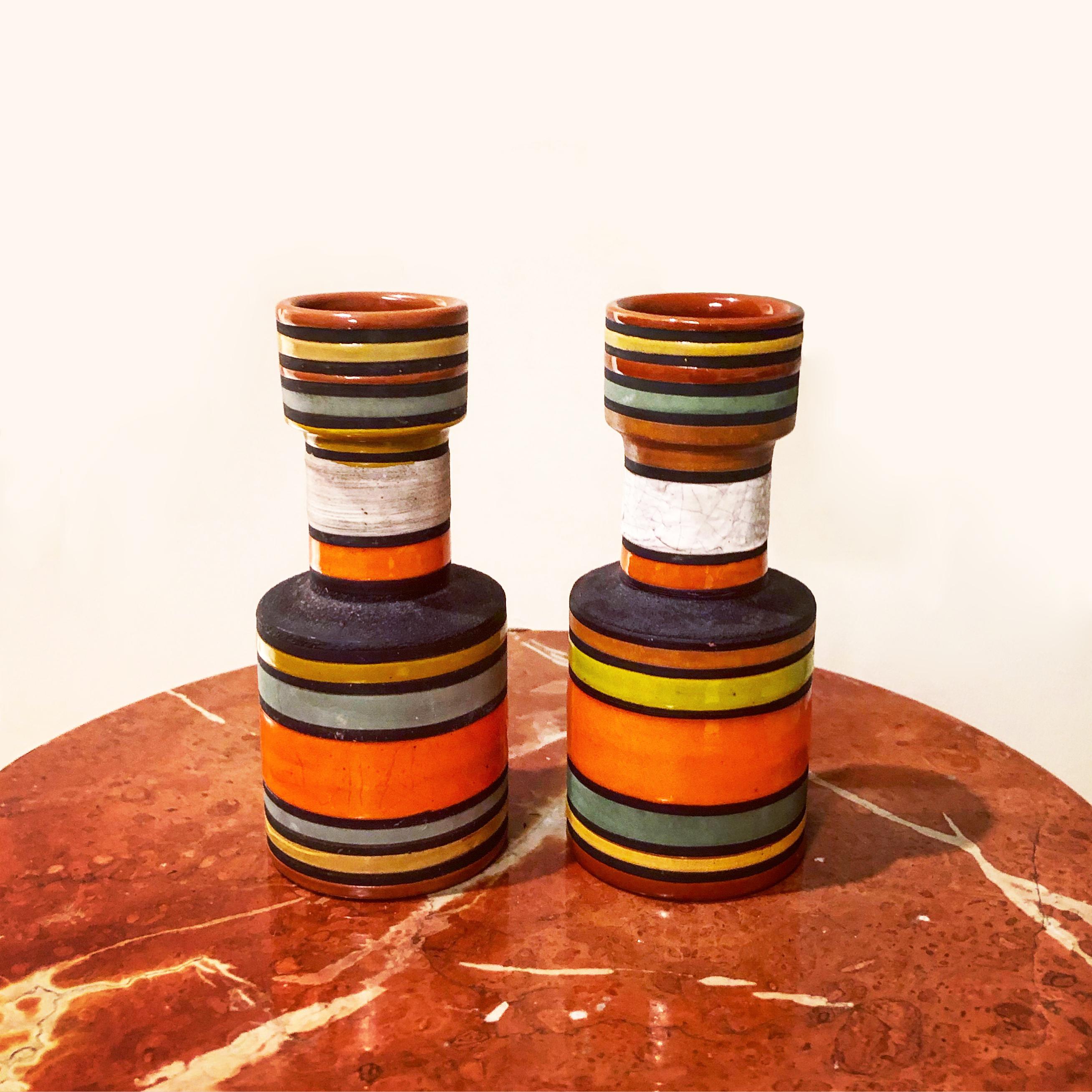 Due vasi o recipienti a strisce in ceramica smaltata e cenere vulcanica realizzati a mano dall'azienda ceramica italiana Bitossi, su disegno di Aldo Londi dalla sua collezione 