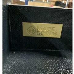 Consola de dos niveles de lino negro con detalle de latón