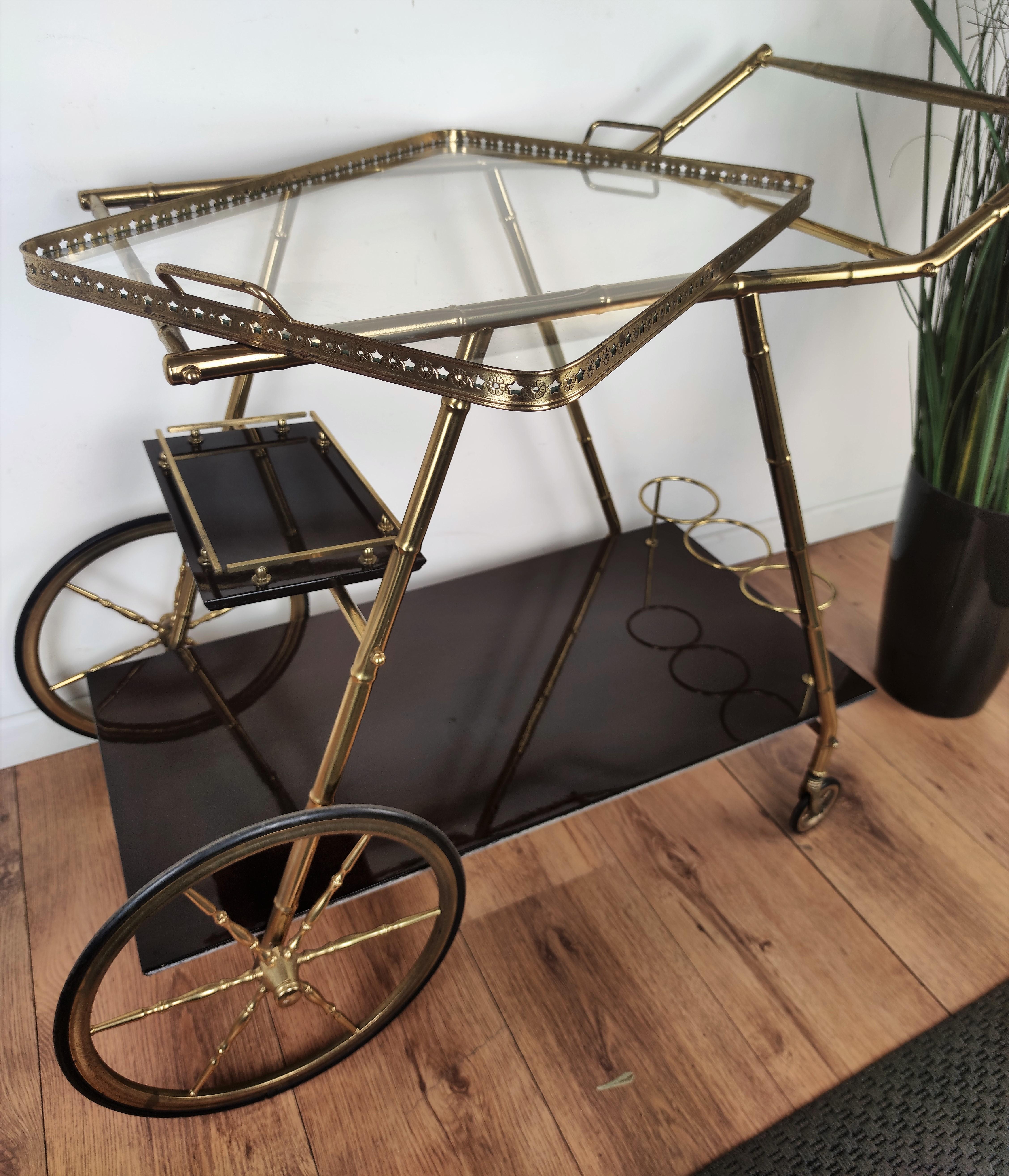 Hollywood Regency Two-Tier Brass and Glass Bar Cart with Removable Top Tray, Italy, 1970s For Sale