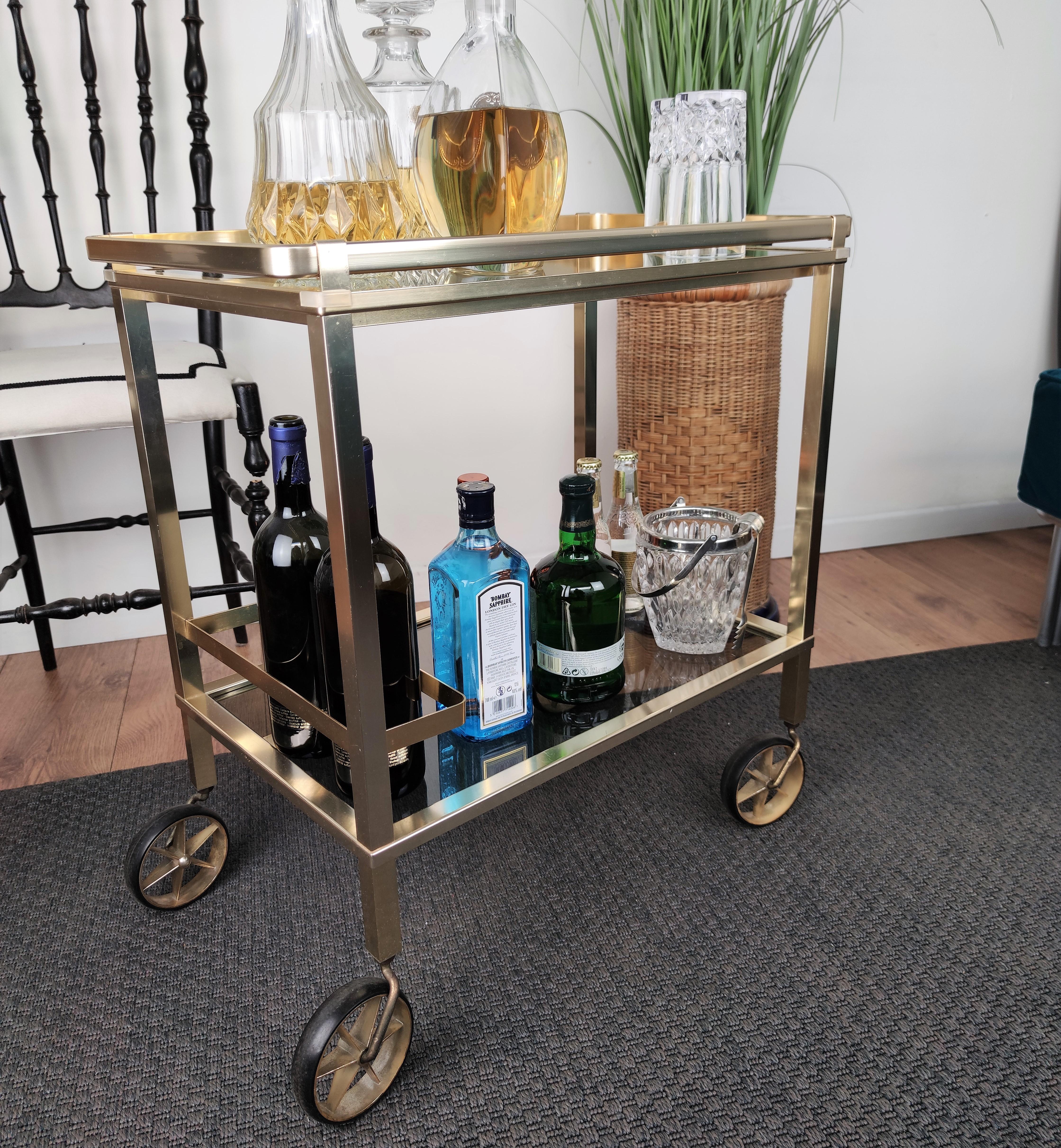 Two-Tier Brass and Glass Bar Cart with Removable Top Tray, Italy, 1970s In Good Condition In Carimate, Como